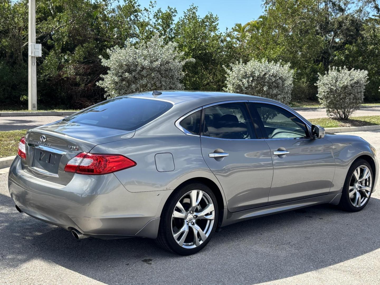 2012 GREY /Grey Leather INFINITI M37 (JN1BY1AP3CM) with an 3.7L engine, Automatic transmission, located at 11170 Summerlin Square Dr., Fort Myers Beach, FL, 33931, (239) 999-7777, 26.493546, -81.941628 - Photo#4