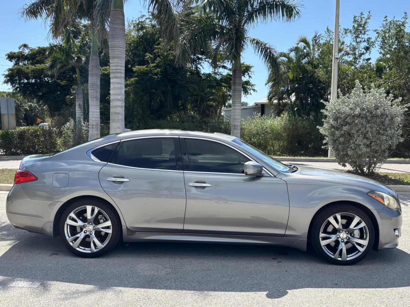 2012 GREY /Grey Leather INFINITI M37 (JN1BY1AP3CM) with an 3.7L engine, Automatic transmission, located at 11170 Summerlin Square Dr., Fort Myers Beach, FL, 33931, (239) 999-7777, 26.493546, -81.941628 - Photo#3