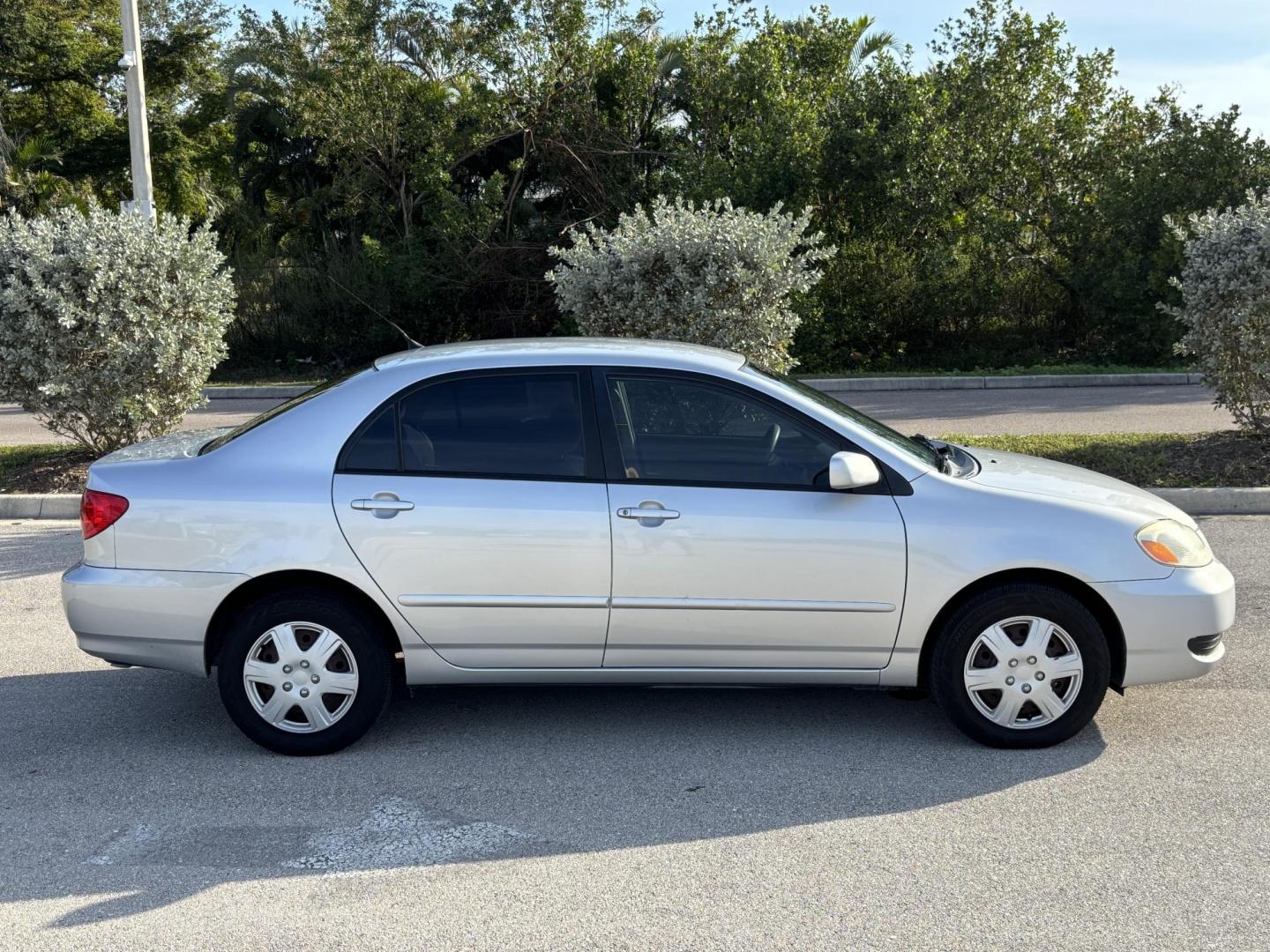 2007 SILVER /Gray Cloth TOYOTA COROLLA CE (JTDBR32E070) with an 1.8L engine, Automatic transmission, located at 11170 Summerlin Square Dr., Fort Myers Beach, FL, 33931, (239) 999-7777, 26.493546, -81.941628 - Photo#3