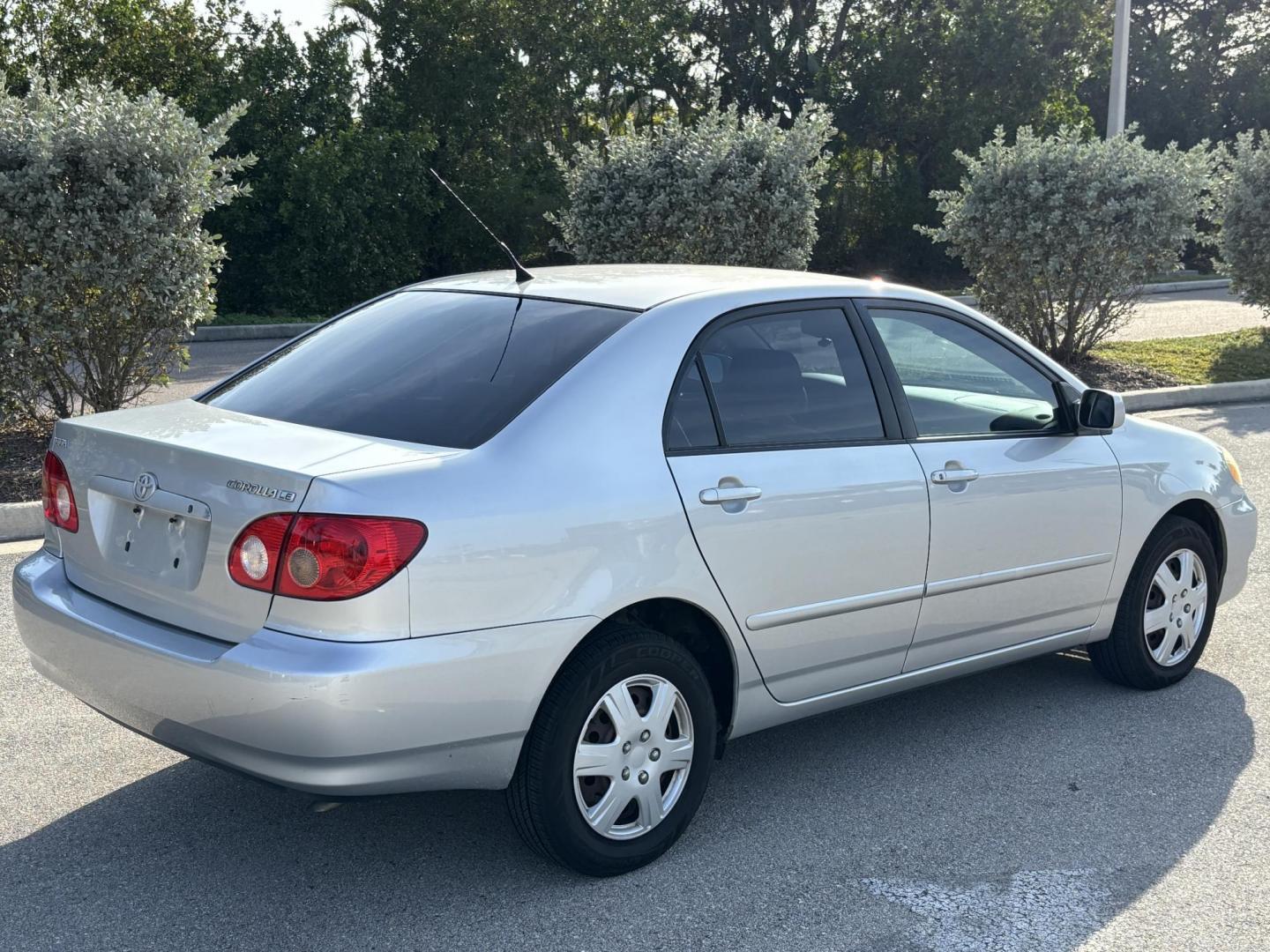 2007 SILVER /Gray Cloth TOYOTA COROLLA CE (JTDBR32E070) with an 1.8L engine, Automatic transmission, located at 11170 Summerlin Square Dr., Fort Myers Beach, FL, 33931, (239) 999-7777, 26.493546, -81.941628 - Photo#4