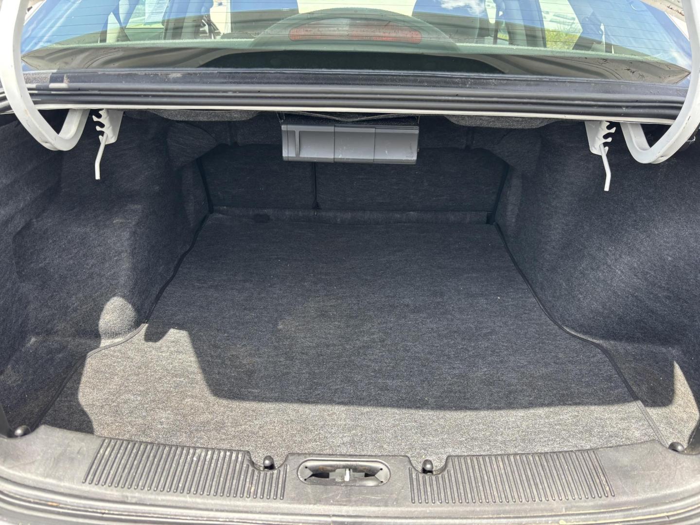 2001 WHITE /CHARCOAL Ford Taurus SE (1FAFP53U51G) with an 3.0L V6 OHV 12V engine, 4-Speed Automatic Overdrive transmission, located at 11170 Summerlin Square Dr., Fort Myers Beach, FL, 33931, (239) 999-7777, 26.493546, -81.941628 - Carfax No Damage No Accidents Prior Corporate Fleet Vehicle! - Photo#21