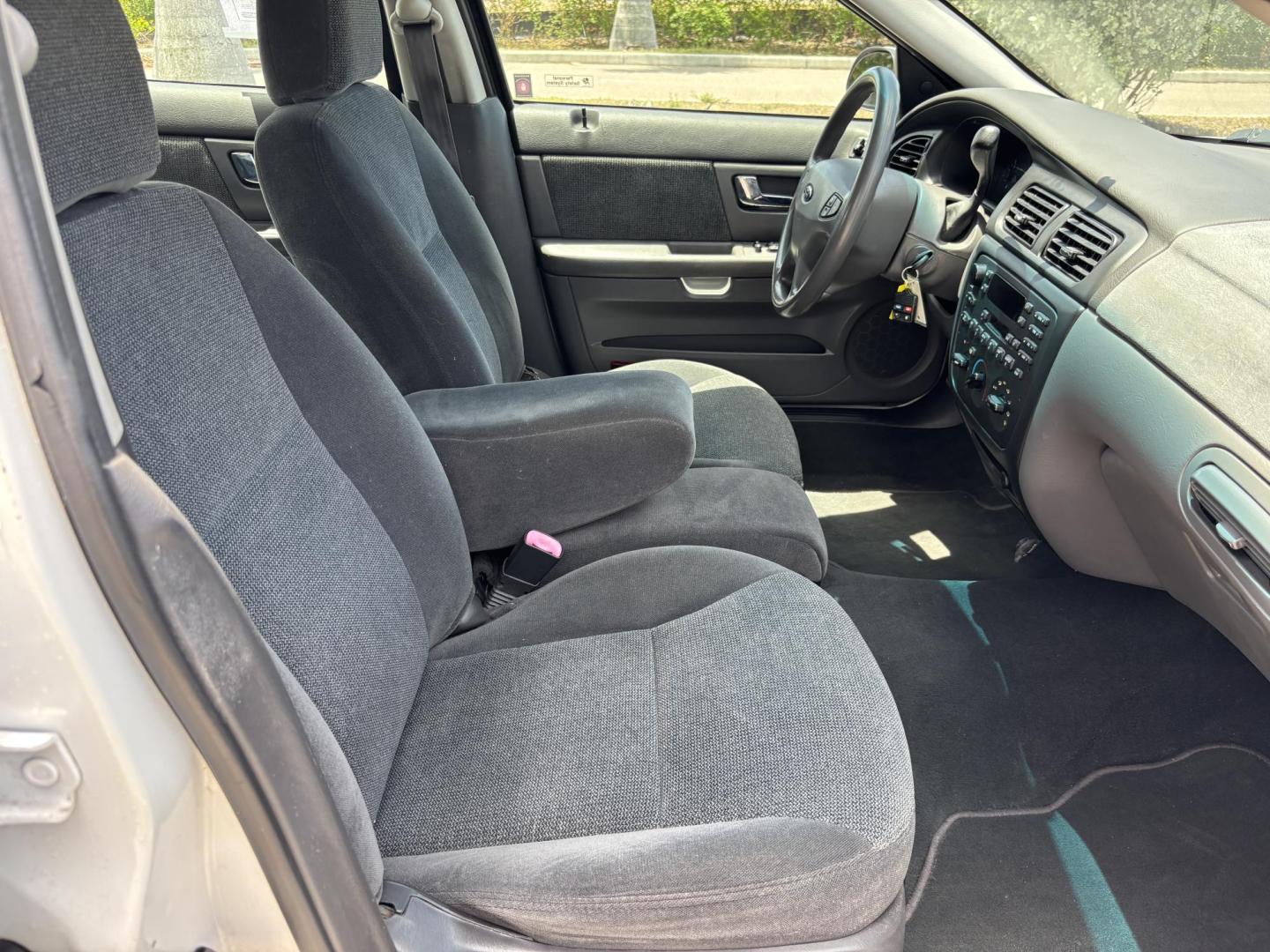2001 WHITE /CHARCOAL Ford Taurus SE (1FAFP53U51G) with an 3.0L V6 OHV 12V engine, 4-Speed Automatic Overdrive transmission, located at 11170 Summerlin Square Dr., Fort Myers Beach, FL, 33931, (239) 999-7777, 26.493546, -81.941628 - Carfax No Damage No Accidents Prior Corporate Fleet Vehicle! - Photo#11