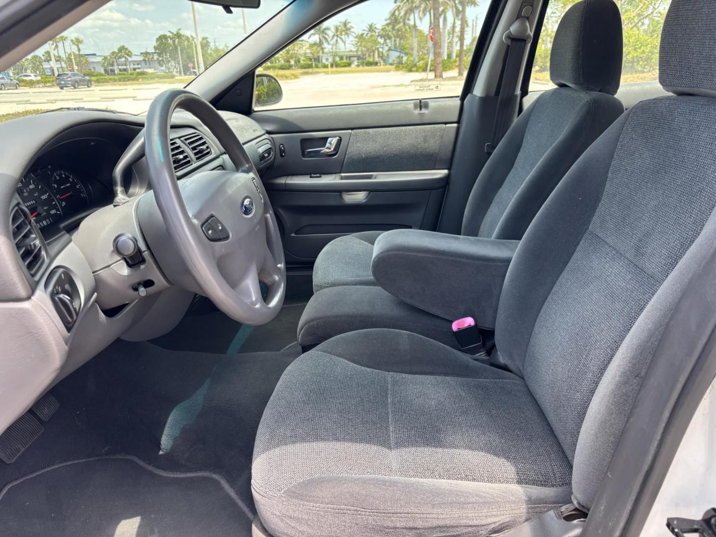 2001 WHITE /CHARCOAL Ford Taurus SE (1FAFP53U51G) with an 3.0L V6 OHV 12V engine, 4-Speed Automatic Overdrive transmission, located at 11170 Summerlin Square Dr., Fort Myers Beach, FL, 33931, (239) 999-7777, 26.493546, -81.941628 - Carfax No Damage No Accidents Prior Corporate Fleet Vehicle! - Photo#9