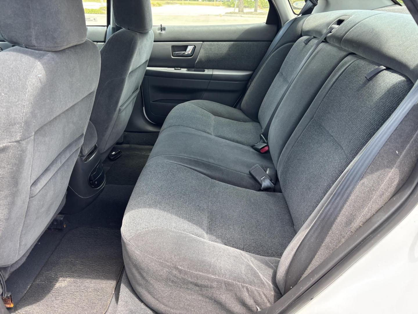 2001 WHITE /CHARCOAL Ford Taurus SE (1FAFP53U51G) with an 3.0L V6 OHV 12V engine, 4-Speed Automatic Overdrive transmission, located at 11170 Summerlin Square Dr., Fort Myers Beach, FL, 33931, (239) 999-7777, 26.493546, -81.941628 - Carfax No Damage No Accidents Prior Corporate Fleet Vehicle! - Photo#13