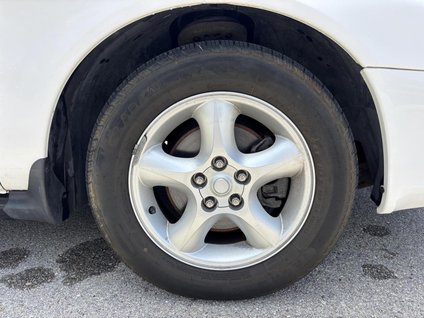 2001 WHITE /CHARCOAL Ford Taurus SE (1FAFP53U51G) with an 3.0L V6 OHV 12V engine, 4-Speed Automatic Overdrive transmission, located at 11170 Summerlin Square Dr., Fort Myers Beach, FL, 33931, (239) 999-7777, 26.493546, -81.941628 - Carfax No Damage No Accidents Prior Corporate Fleet Vehicle! - Photo#23