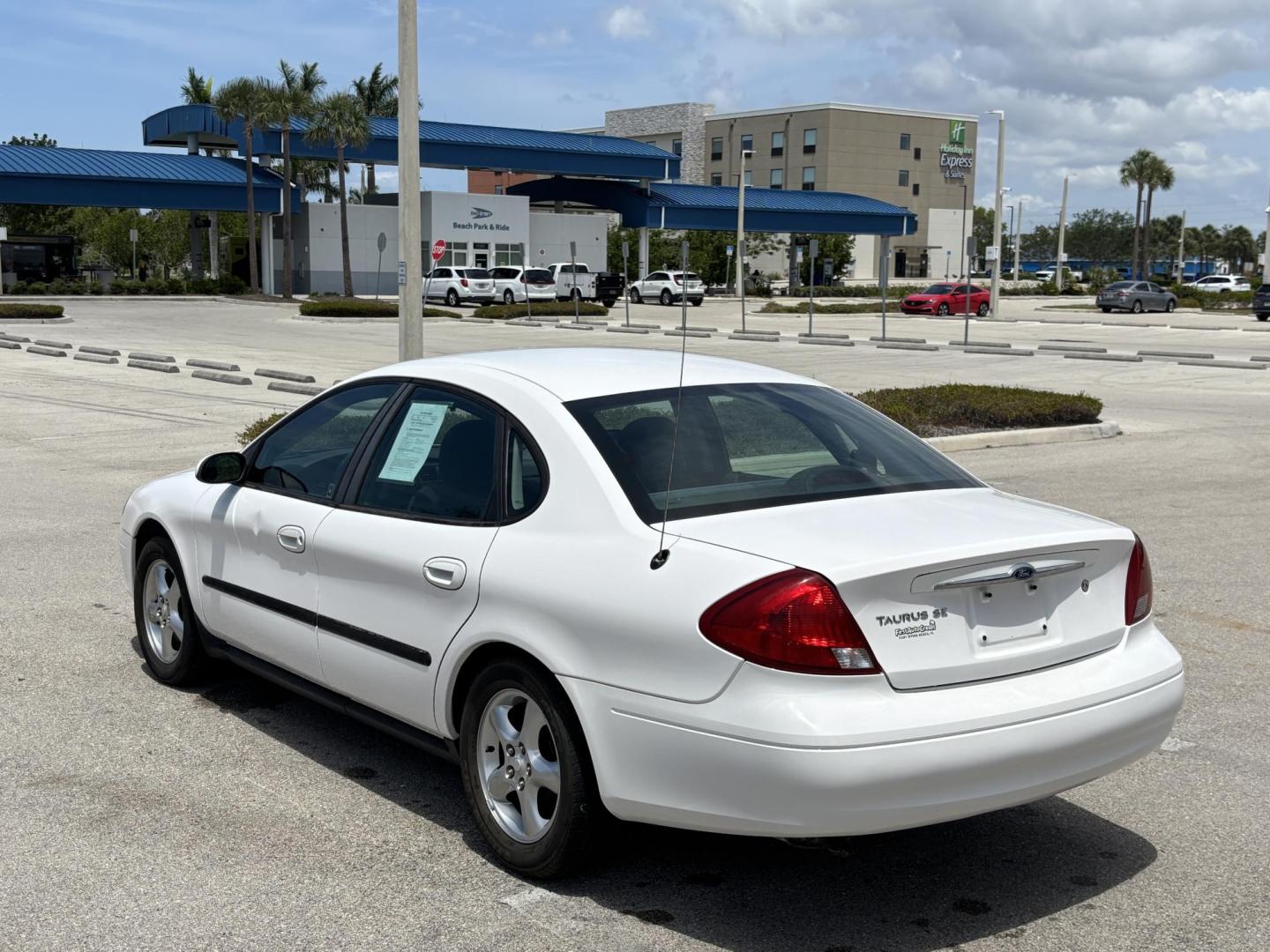 2001 WHITE /CHARCOAL Ford Taurus SE (1FAFP53U51G) with an 3.0L V6 OHV 12V engine, 4-Speed Automatic Overdrive transmission, located at 11170 Summerlin Square Dr., Fort Myers Beach, FL, 33931, (239) 999-7777, 26.493546, -81.941628 - Carfax No Damage No Accidents Prior Corporate Fleet Vehicle! - Photo#4
