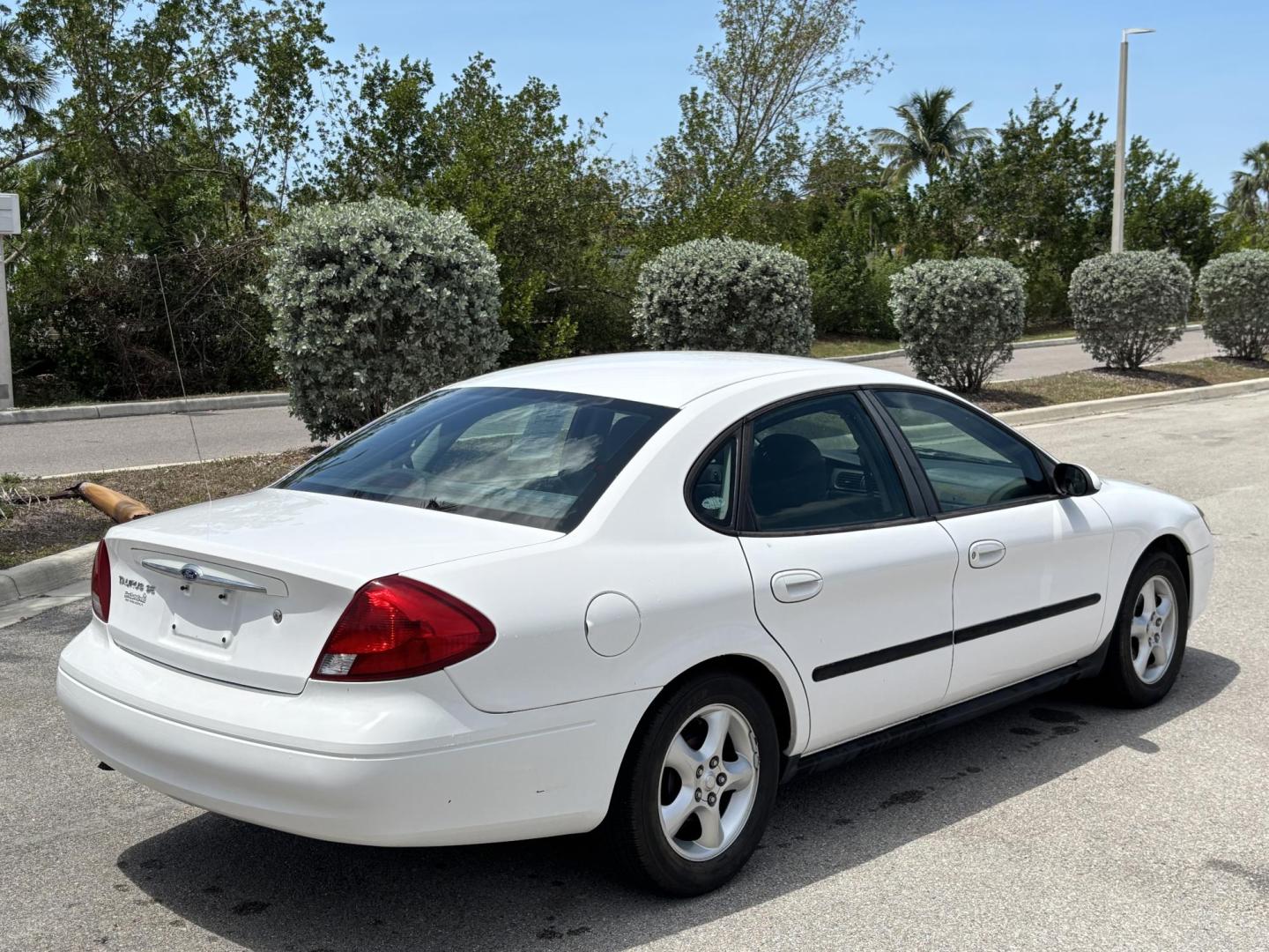 2001 WHITE /CHARCOAL Ford Taurus SE (1FAFP53U51G) with an 3.0L V6 OHV 12V engine, 4-Speed Automatic Overdrive transmission, located at 11170 Summerlin Square Dr., Fort Myers Beach, FL, 33931, (239) 999-7777, 26.493546, -81.941628 - Carfax No Damage No Accidents Prior Corporate Fleet Vehicle! - Photo#6