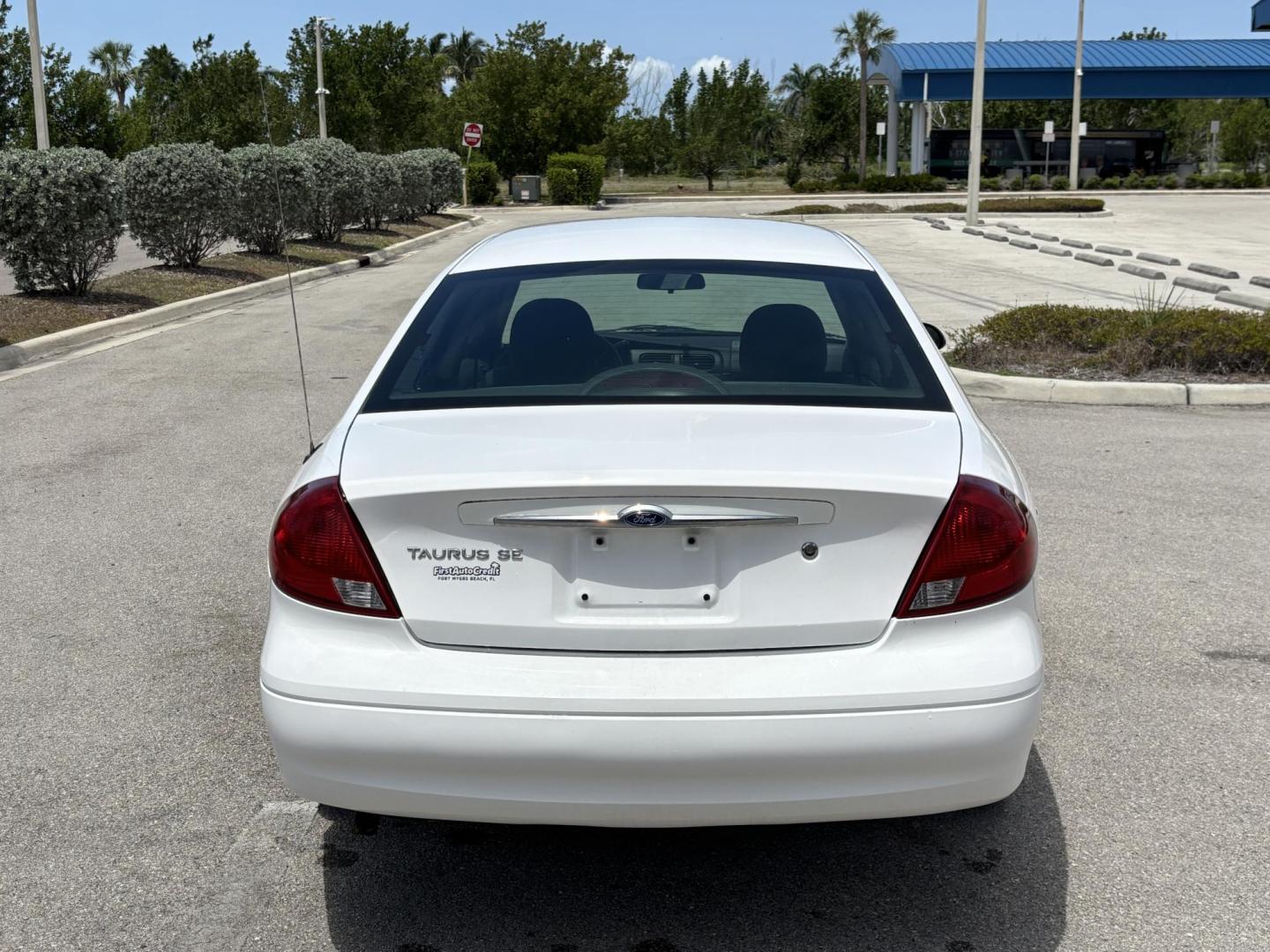2001 WHITE /CHARCOAL Ford Taurus SE (1FAFP53U51G) with an 3.0L V6 OHV 12V engine, 4-Speed Automatic Overdrive transmission, located at 11170 Summerlin Square Dr., Fort Myers Beach, FL, 33931, (239) 999-7777, 26.493546, -81.941628 - Carfax No Damage No Accidents Prior Corporate Fleet Vehicle! - Photo#5