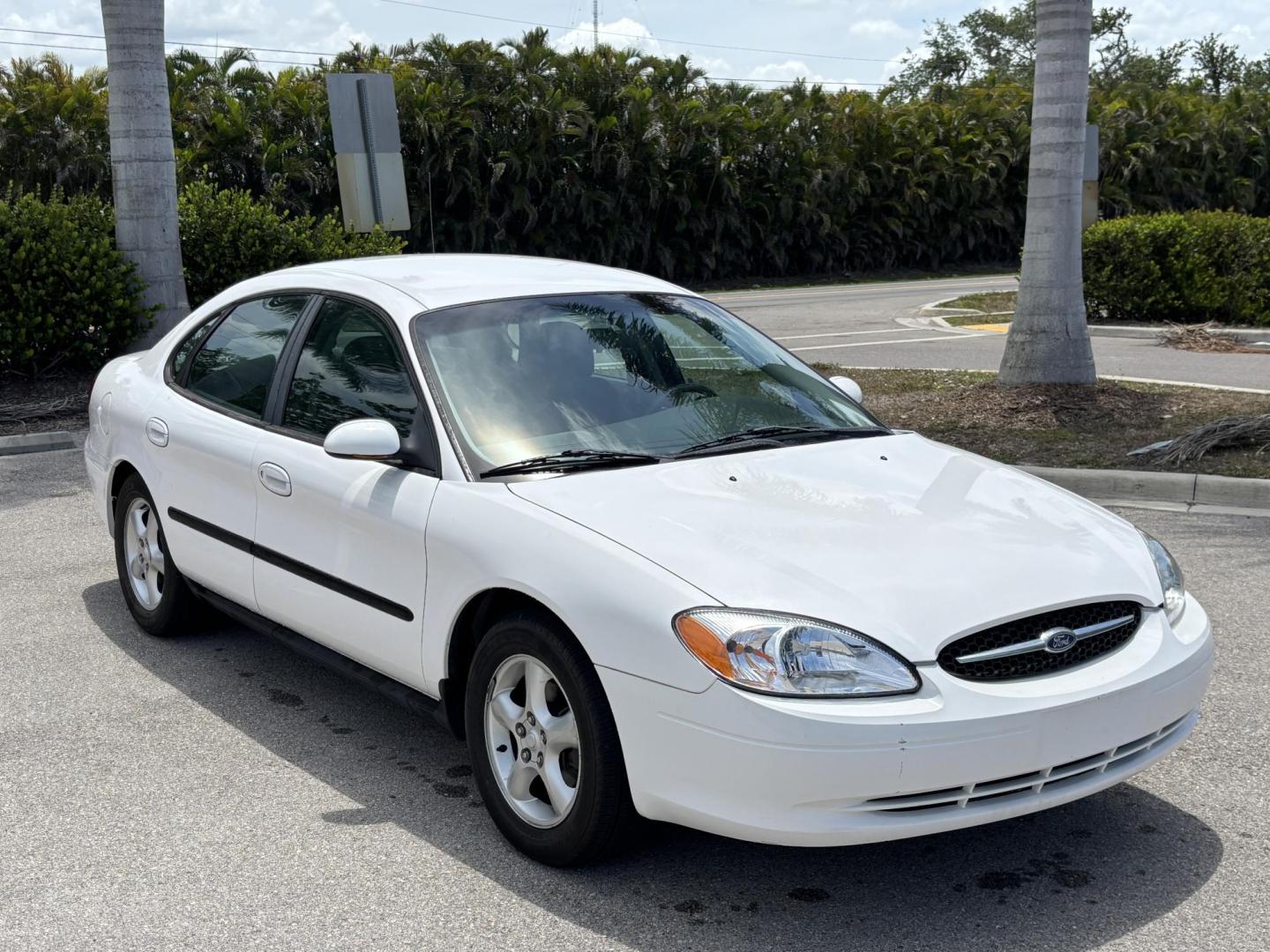 2001 WHITE /CHARCOAL Ford Taurus SE (1FAFP53U51G) with an 3.0L V6 OHV 12V engine, 4-Speed Automatic Overdrive transmission, located at 11170 Summerlin Square Dr., Fort Myers Beach, FL, 33931, (239) 999-7777, 26.493546, -81.941628 - Carfax No Damage No Accidents Prior Corporate Fleet Vehicle! - Photo#2