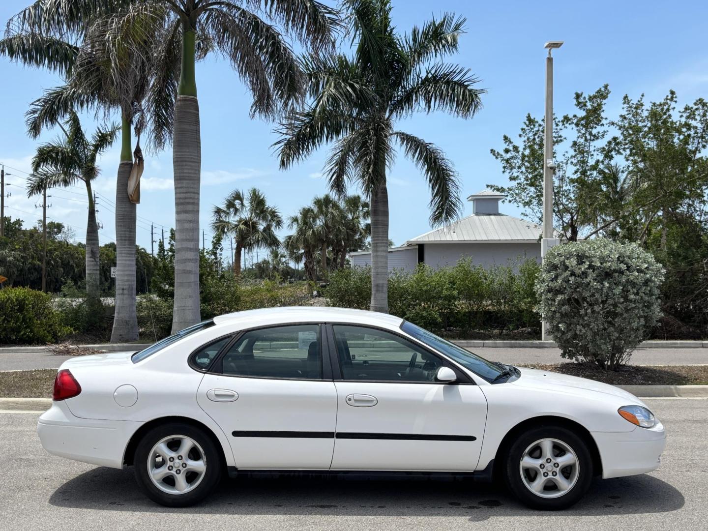 2001 WHITE /CHARCOAL Ford Taurus SE (1FAFP53U51G) with an 3.0L V6 OHV 12V engine, 4-Speed Automatic Overdrive transmission, located at 11170 Summerlin Square Dr., Fort Myers Beach, FL, 33931, (239) 999-7777, 26.493546, -81.941628 - Carfax No Damage No Accidents Prior Corporate Fleet Vehicle! - Photo#3