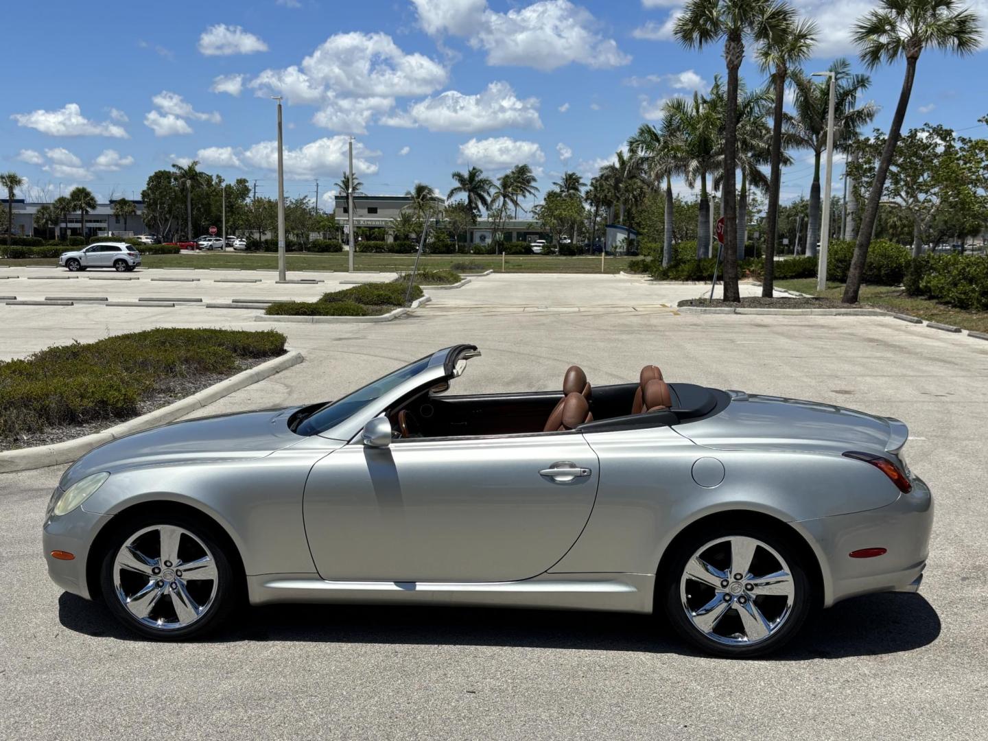 2002 SILVER /BROWN Lexus SC 430 Convertible (JTHFN48Y820) with an 4.3L V8 DOHC 32V engine, 5-Speed Automatic Overdrive transmission, located at 11170 Summerlin Square Dr., Fort Myers Beach, FL, 33931, (239) 999-7777, 26.493546, -81.941628 - Photo#7
