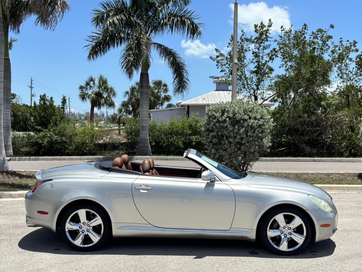 2002 SILVER /BROWN Lexus SC 430 Convertible (JTHFN48Y820) with an 4.3L V8 DOHC 32V engine, 5-Speed Automatic Overdrive transmission, located at 11170 Summerlin Square Dr., Fort Myers Beach, FL, 33931, (239) 999-7777, 26.493546, -81.941628 - Photo#3