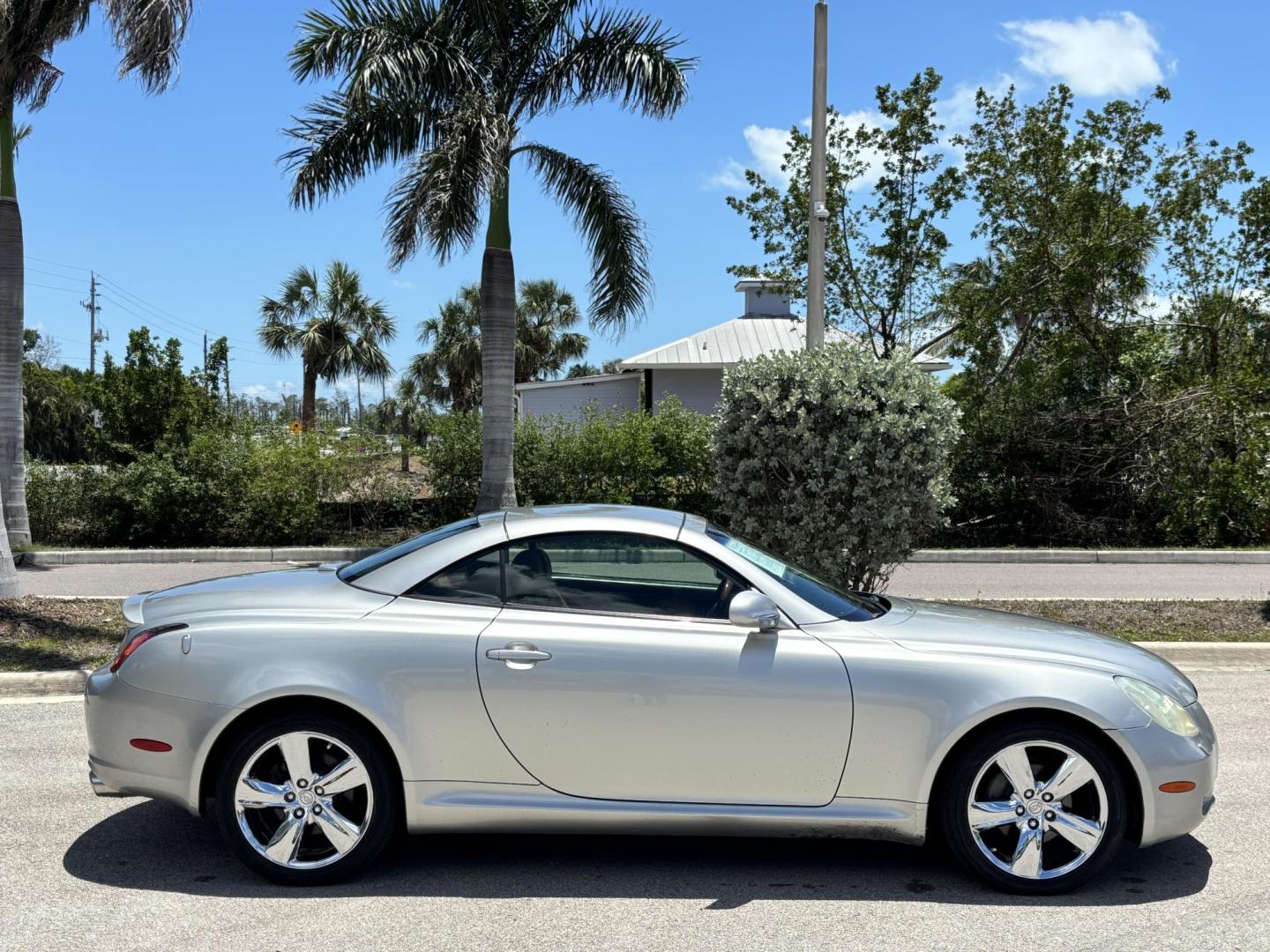2002 SILVER /BROWN Lexus SC 430 Convertible (JTHFN48Y820) with an 4.3L V8 DOHC 32V engine, 5-Speed Automatic Overdrive transmission, located at 11170 Summerlin Square Dr., Fort Myers Beach, FL, 33931, (239) 999-7777, 26.493546, -81.941628 - Photo#21