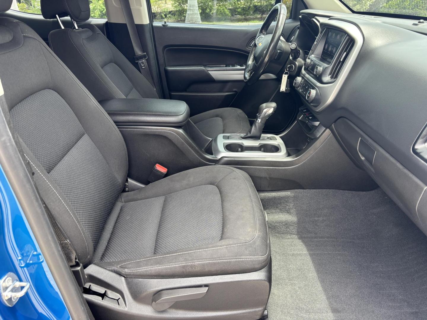 2022 BLUE Chevrolet Colorado LT Crew Cab 2WD Short Box (1GCGSCEAXN1) with an 2.5L L4 DOHC 16V GAS engine, 6A transmission, located at 11170 Summerlin Square Dr., Fort Myers Beach, FL, 33931, (239) 999-7777, 26.493546, -81.941628 - 1 Owner No Damage No Accidents Carfax RWD Remote Start - Photo#21
