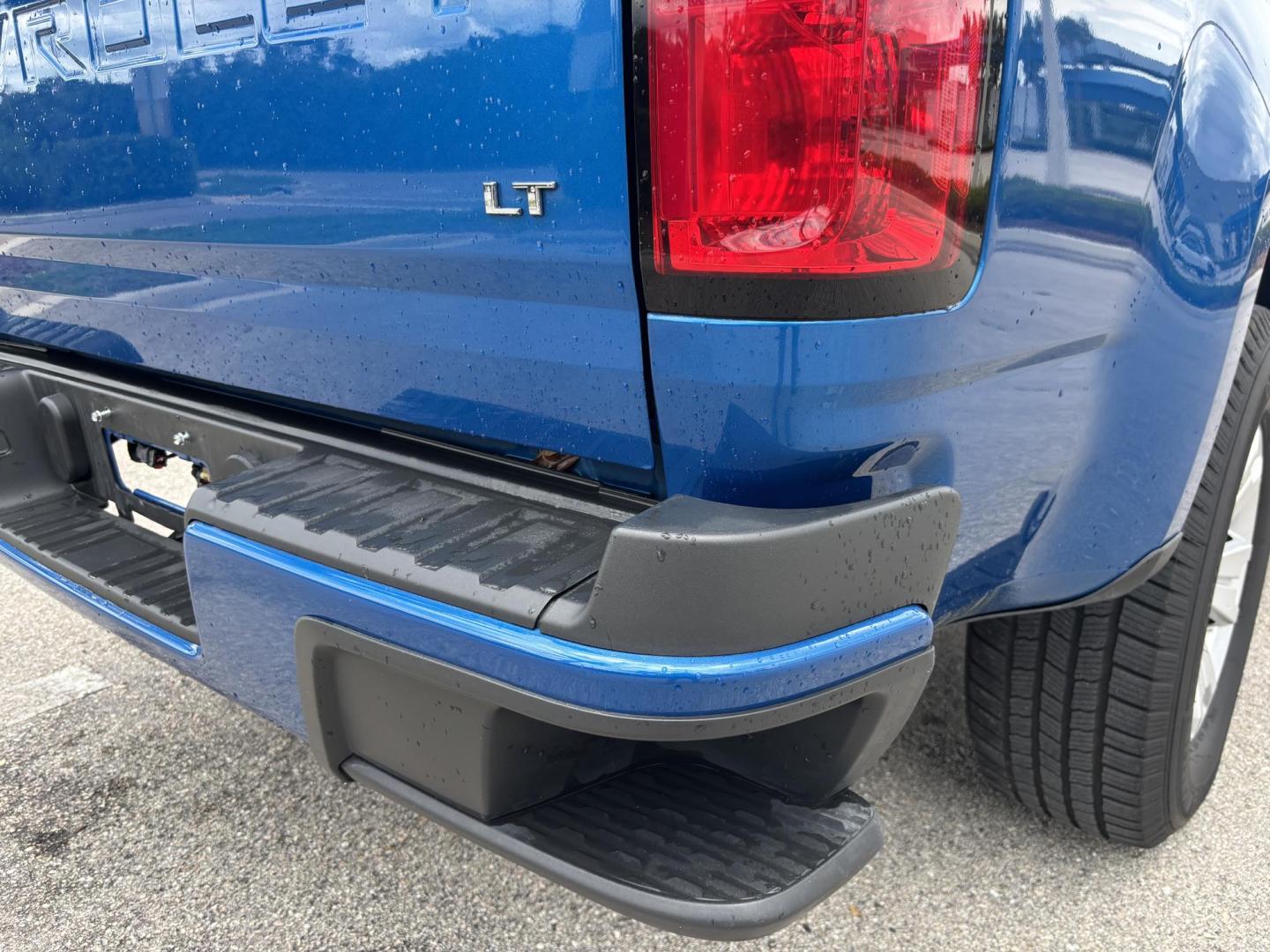 2022 BLUE Chevrolet Colorado LT Crew Cab 2WD Short Box (1GCGSCEAXN1) with an 2.5L L4 DOHC 16V GAS engine, 6A transmission, located at 11170 Summerlin Square Dr., Fort Myers Beach, FL, 33931, (239) 999-7777, 26.493546, -81.941628 - 1 Owner No Damage No Accidents Carfax RWD Remote Start - Photo#8