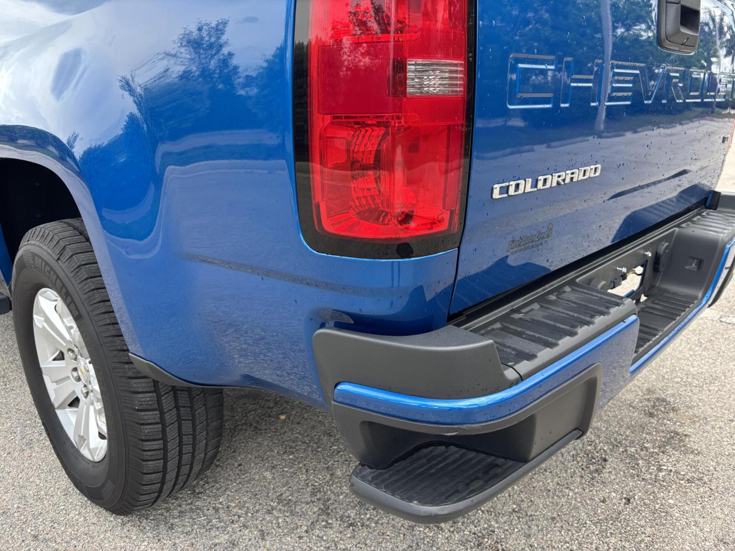 2022 BLUE Chevrolet Colorado LT Crew Cab 2WD Short Box (1GCGSCEAXN1) with an 2.5L L4 DOHC 16V GAS engine, 6A transmission, located at 11170 Summerlin Square Dr., Fort Myers Beach, FL, 33931, (239) 999-7777, 26.493546, -81.941628 - 1 Owner No Damage No Accidents Carfax RWD Remote Start - Photo#11