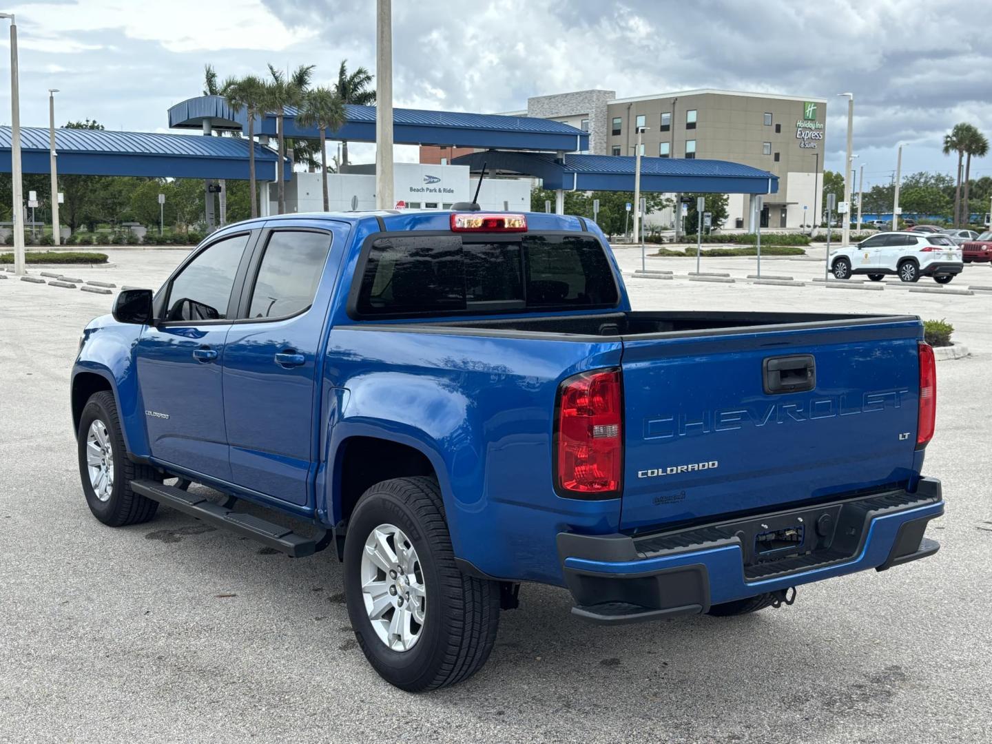 2022 BLUE Chevrolet Colorado LT Crew Cab 2WD Short Box (1GCGSCEAXN1) with an 2.5L L4 DOHC 16V GAS engine, 6A transmission, located at 11170 Summerlin Square Dr., Fort Myers Beach, FL, 33931, (239) 999-7777, 26.493546, -81.941628 - 1 Owner No Damage No Accidents Carfax RWD Remote Start - Photo#6