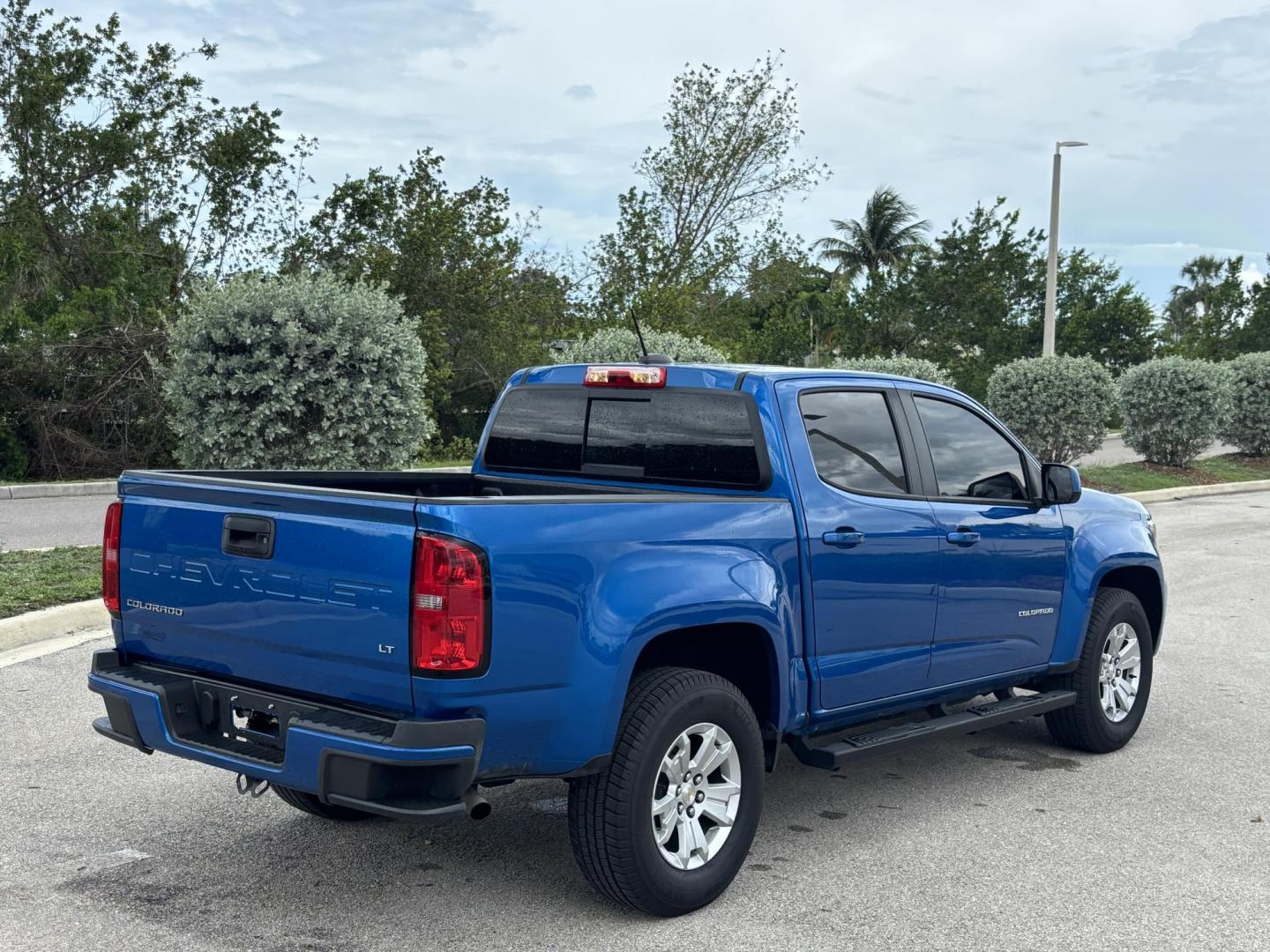 2022 BLUE Chevrolet Colorado LT Crew Cab 2WD Short Box (1GCGSCEAXN1) with an 2.5L L4 DOHC 16V GAS engine, 6A transmission, located at 11170 Summerlin Square Dr., Fort Myers Beach, FL, 33931, (239) 999-7777, 26.493546, -81.941628 - 1 Owner No Damage No Accidents Carfax RWD Remote Start - Photo#4
