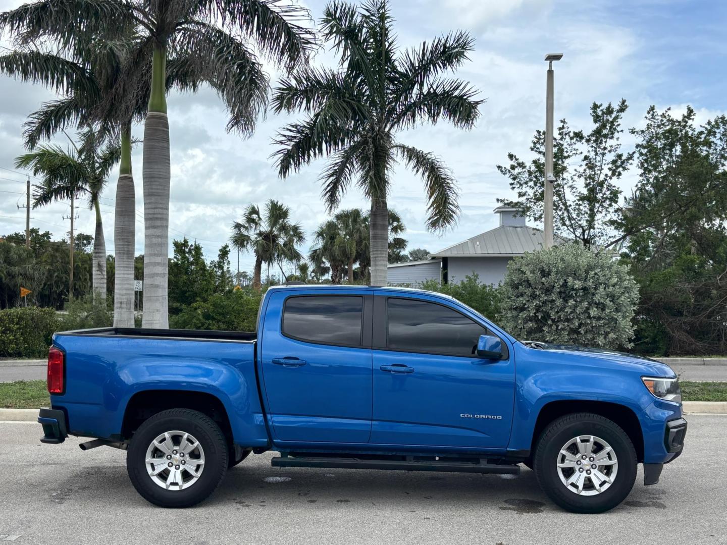 2022 BLUE Chevrolet Colorado LT Crew Cab 2WD Short Box (1GCGSCEAXN1) with an 2.5L L4 DOHC 16V GAS engine, 6A transmission, located at 11170 Summerlin Square Dr., Fort Myers Beach, FL, 33931, (239) 999-7777, 26.493546, -81.941628 - 1 Owner No Damage No Accidents Carfax RWD Remote Start - Photo#3