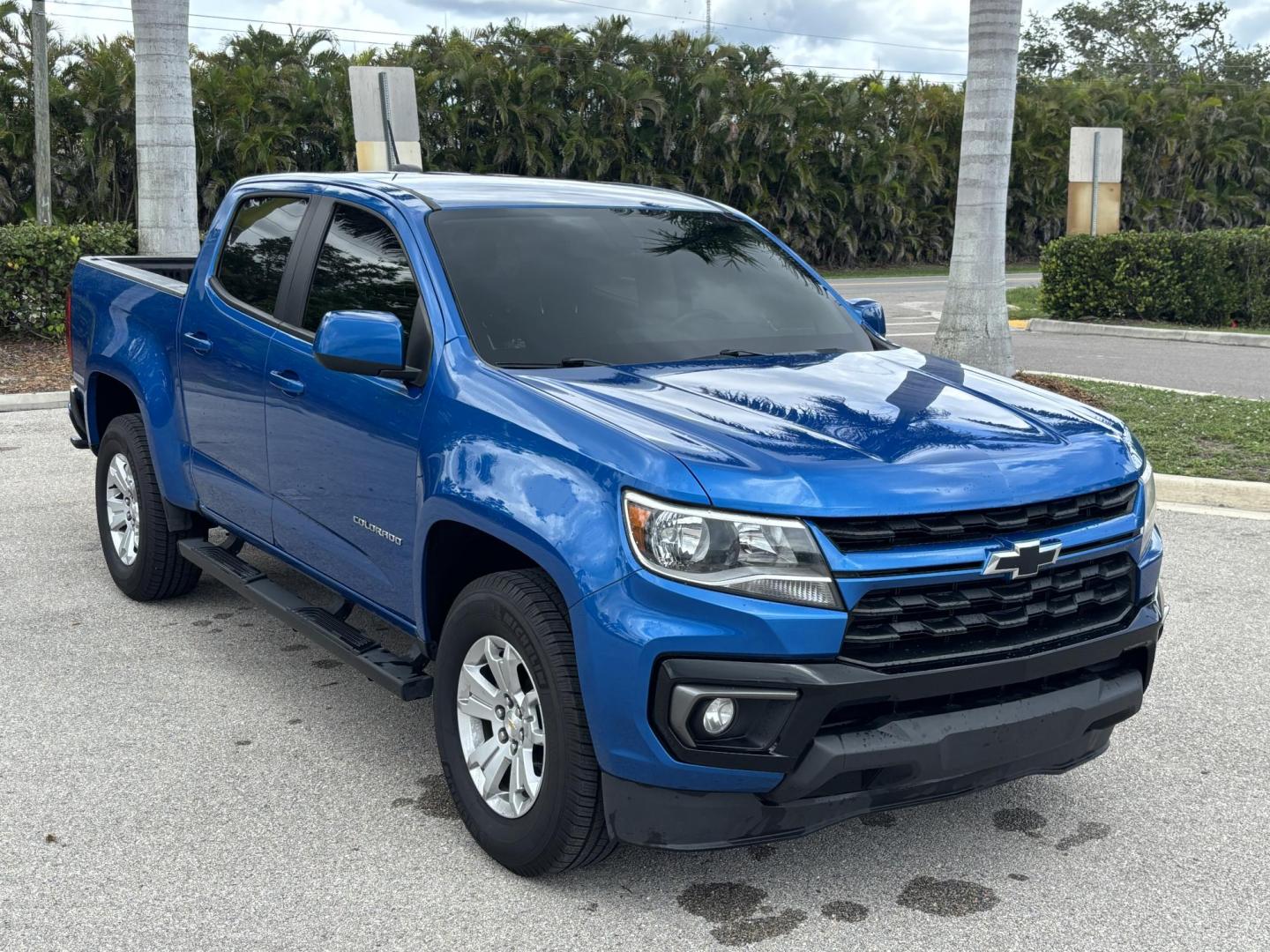 2022 BLUE Chevrolet Colorado LT Crew Cab 2WD Short Box (1GCGSCEAXN1) with an 2.5L L4 DOHC 16V GAS engine, 6A transmission, located at 11170 Summerlin Square Dr., Fort Myers Beach, FL, 33931, (239) 999-7777, 26.493546, -81.941628 - 1 Owner No Damage No Accidents Carfax RWD Remote Start - Photo#2