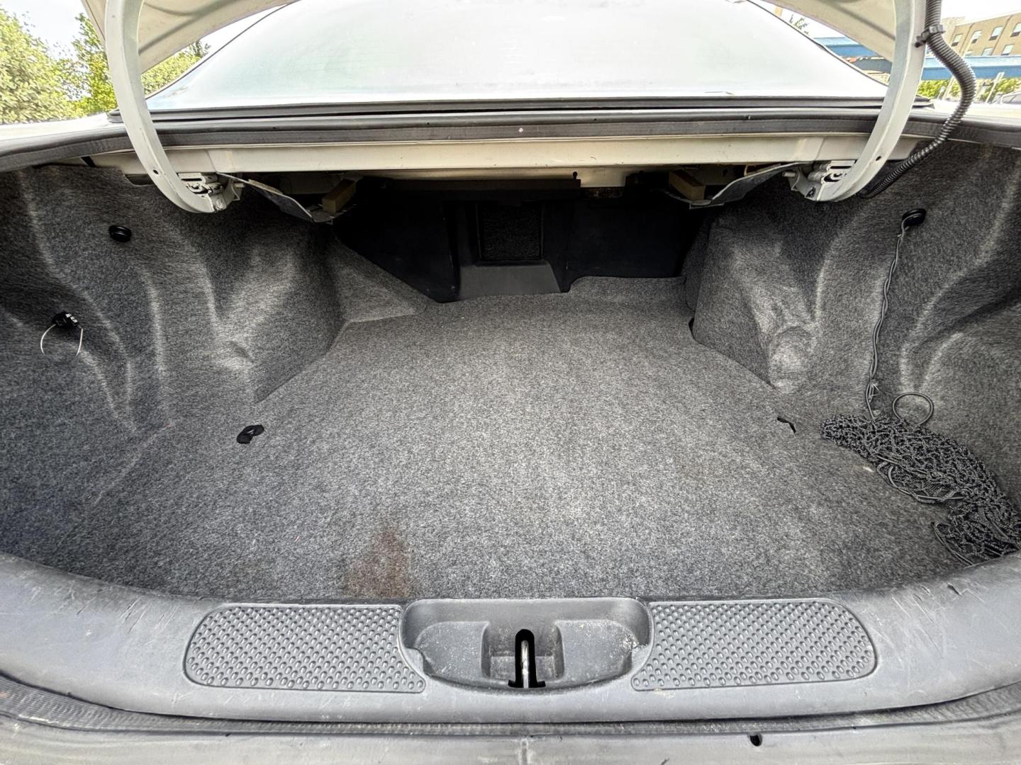 2000 SILVER /GRAY LEATHER Pontiac Bonneville SE (1G2HX54KXY4) with an 3.8L V6 OHV 12V engine, 4-Speed Automatic Overdrive transmission, located at 11170 Summerlin Square Dr., Fort Myers Beach, FL, 33931, (239) 999-7777, 26.493546, -81.941628 - Photo#19