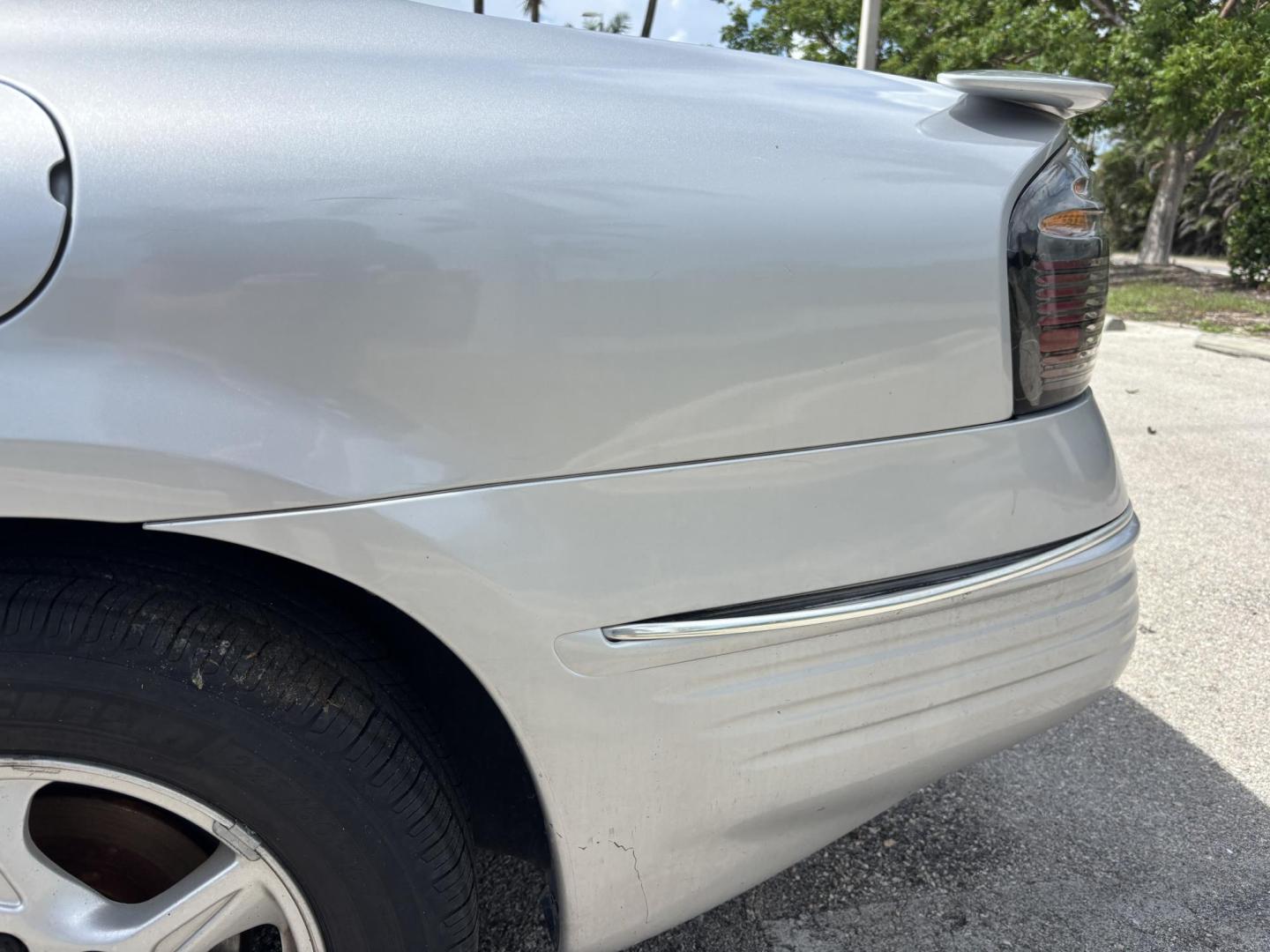 2000 SILVER /GRAY LEATHER Pontiac Bonneville SE (1G2HX54KXY4) with an 3.8L V6 OHV 12V engine, 4-Speed Automatic Overdrive transmission, located at 11170 Summerlin Square Dr., Fort Myers Beach, FL, 33931, (239) 999-7777, 26.493546, -81.941628 - Photo#17