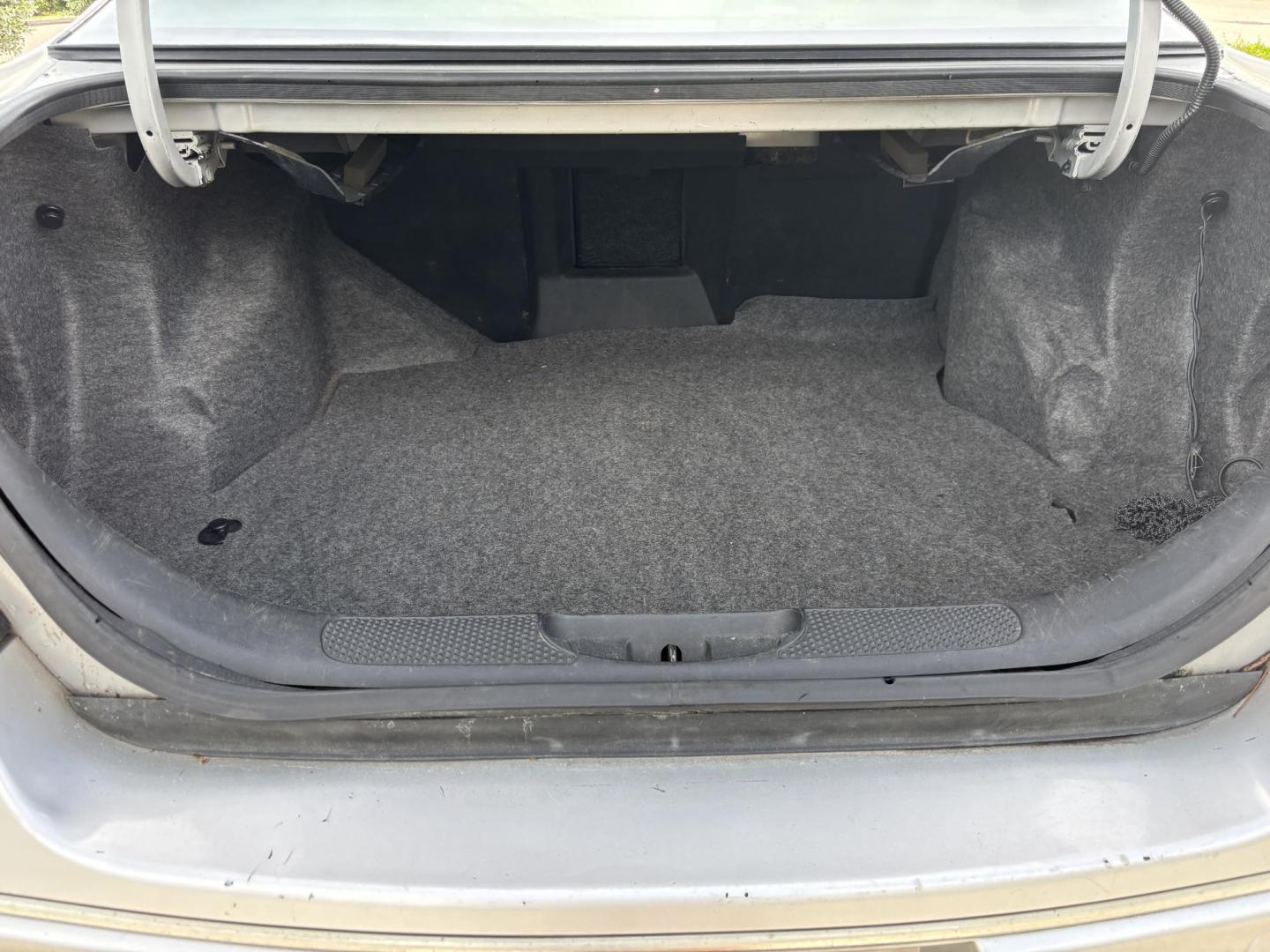 2000 SILVER /GRAY LEATHER Pontiac Bonneville SE (1G2HX54KXY4) with an 3.8L V6 OHV 12V engine, 4-Speed Automatic Overdrive transmission, located at 11170 Summerlin Square Dr., Fort Myers Beach, FL, 33931, (239) 999-7777, 26.493546, -81.941628 - Photo#20