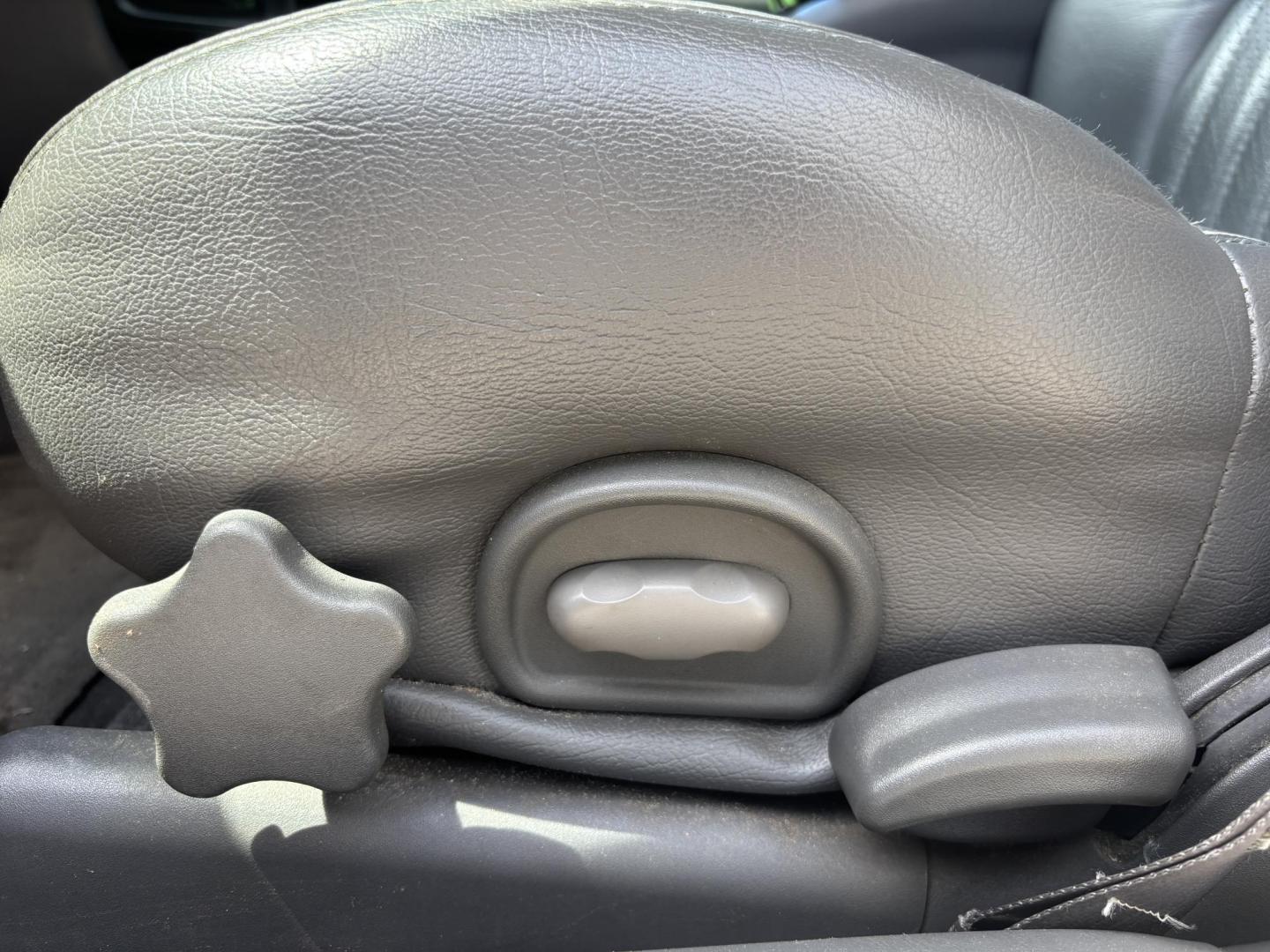2000 SILVER /GRAY LEATHER Pontiac Bonneville SE (1G2HX54KXY4) with an 3.8L V6 OHV 12V engine, 4-Speed Automatic Overdrive transmission, located at 11170 Summerlin Square Dr., Fort Myers Beach, FL, 33931, (239) 999-7777, 26.493546, -81.941628 - Photo#11