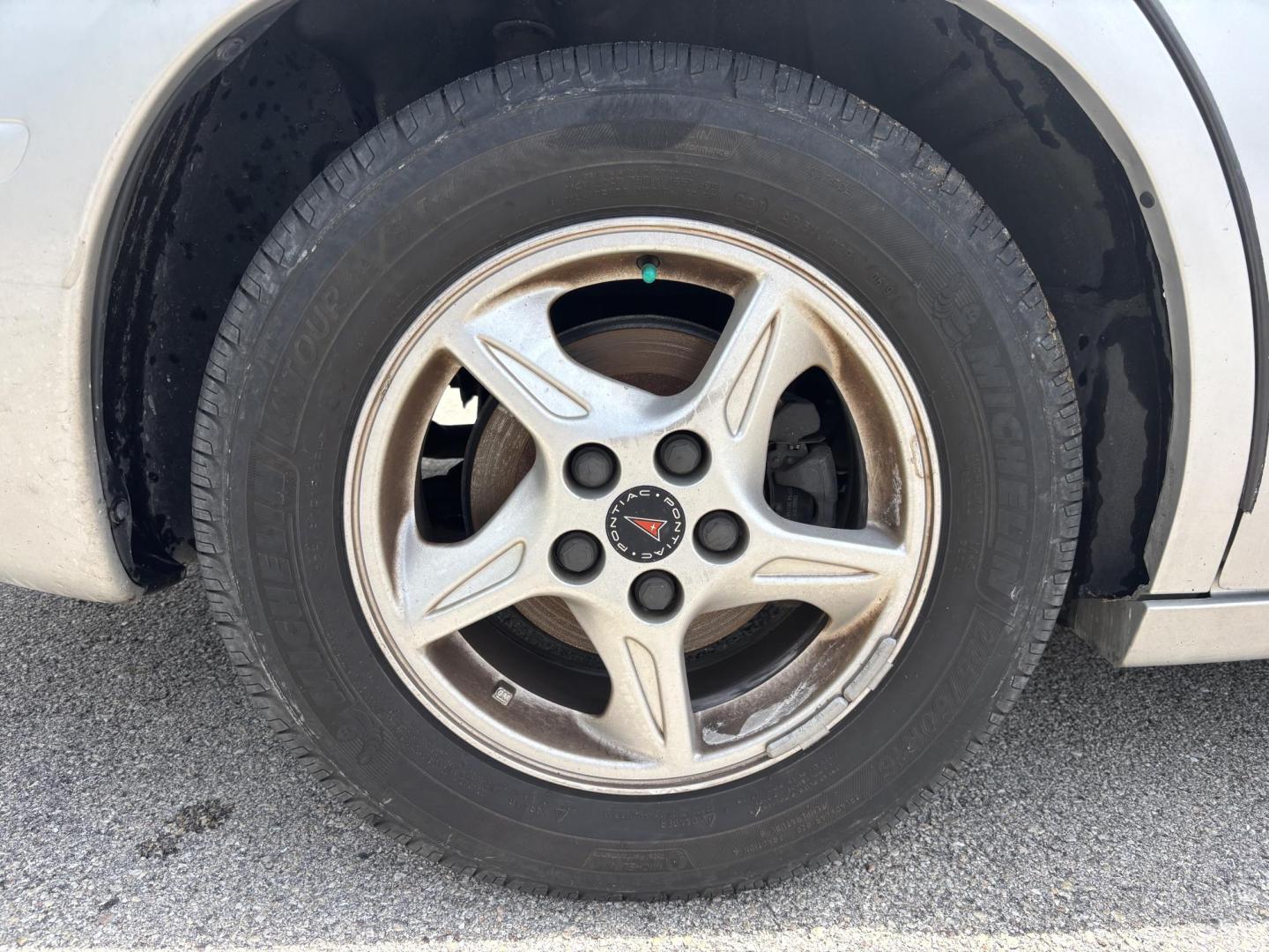 2000 SILVER /GRAY LEATHER Pontiac Bonneville SE (1G2HX54KXY4) with an 3.8L V6 OHV 12V engine, 4-Speed Automatic Overdrive transmission, located at 11170 Summerlin Square Dr., Fort Myers Beach, FL, 33931, (239) 999-7777, 26.493546, -81.941628 - Photo#25