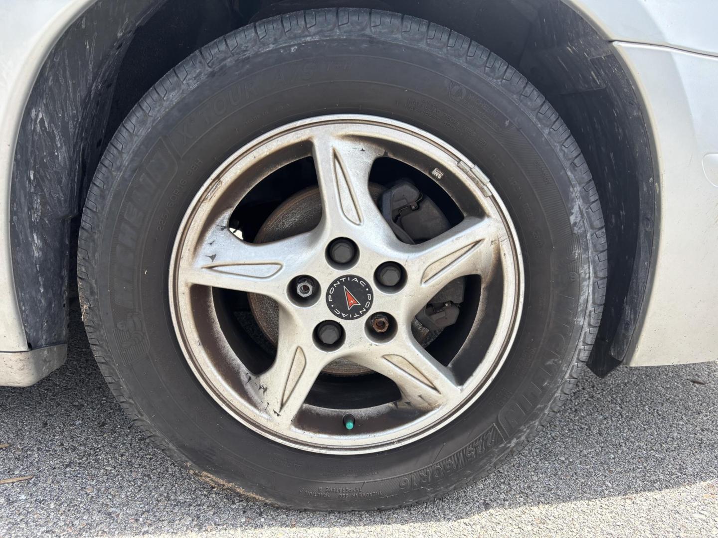 2000 SILVER /GRAY LEATHER Pontiac Bonneville SE (1G2HX54KXY4) with an 3.8L V6 OHV 12V engine, 4-Speed Automatic Overdrive transmission, located at 11170 Summerlin Square Dr., Fort Myers Beach, FL, 33931, (239) 999-7777, 26.493546, -81.941628 - Photo#26