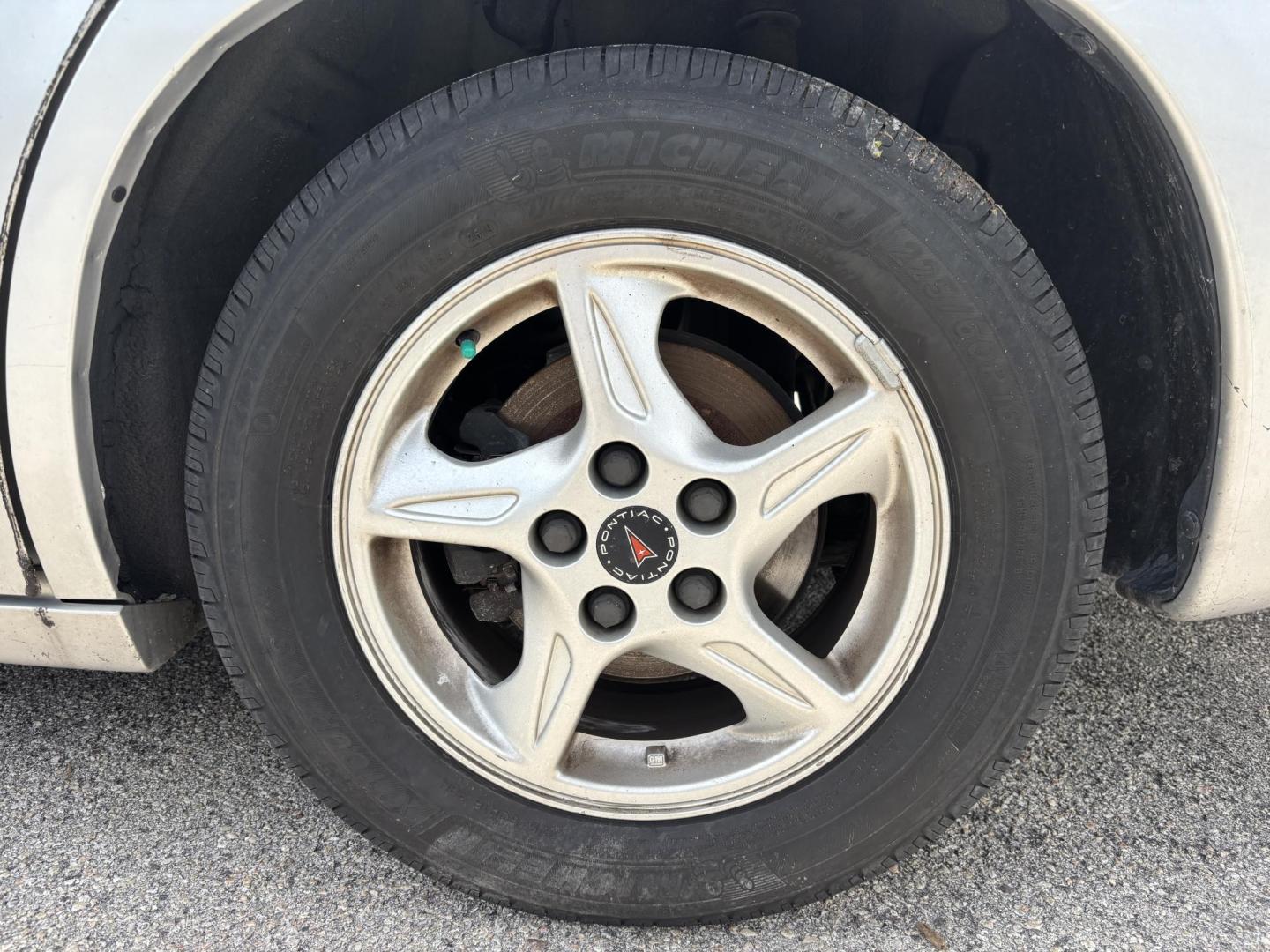 2000 SILVER /GRAY LEATHER Pontiac Bonneville SE (1G2HX54KXY4) with an 3.8L V6 OHV 12V engine, 4-Speed Automatic Overdrive transmission, located at 11170 Summerlin Square Dr., Fort Myers Beach, FL, 33931, (239) 999-7777, 26.493546, -81.941628 - Photo#28