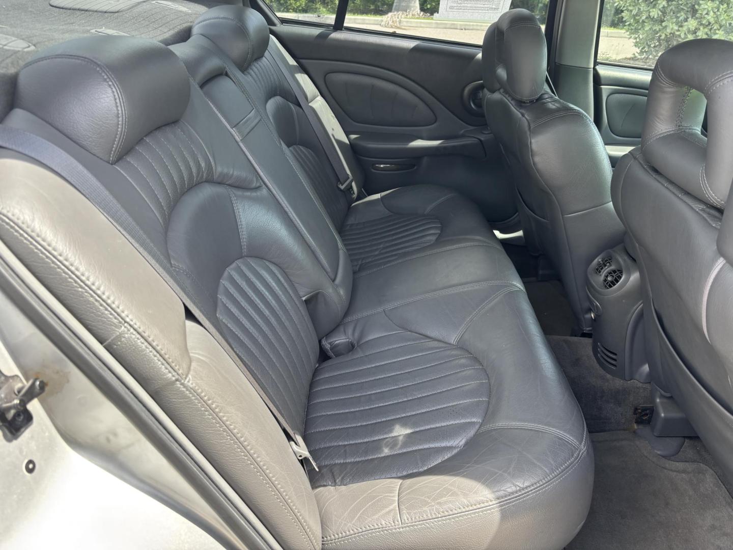 2000 SILVER /GRAY LEATHER Pontiac Bonneville SE (1G2HX54KXY4) with an 3.8L V6 OHV 12V engine, 4-Speed Automatic Overdrive transmission, located at 11170 Summerlin Square Dr., Fort Myers Beach, FL, 33931, (239) 999-7777, 26.493546, -81.941628 - Photo#12
