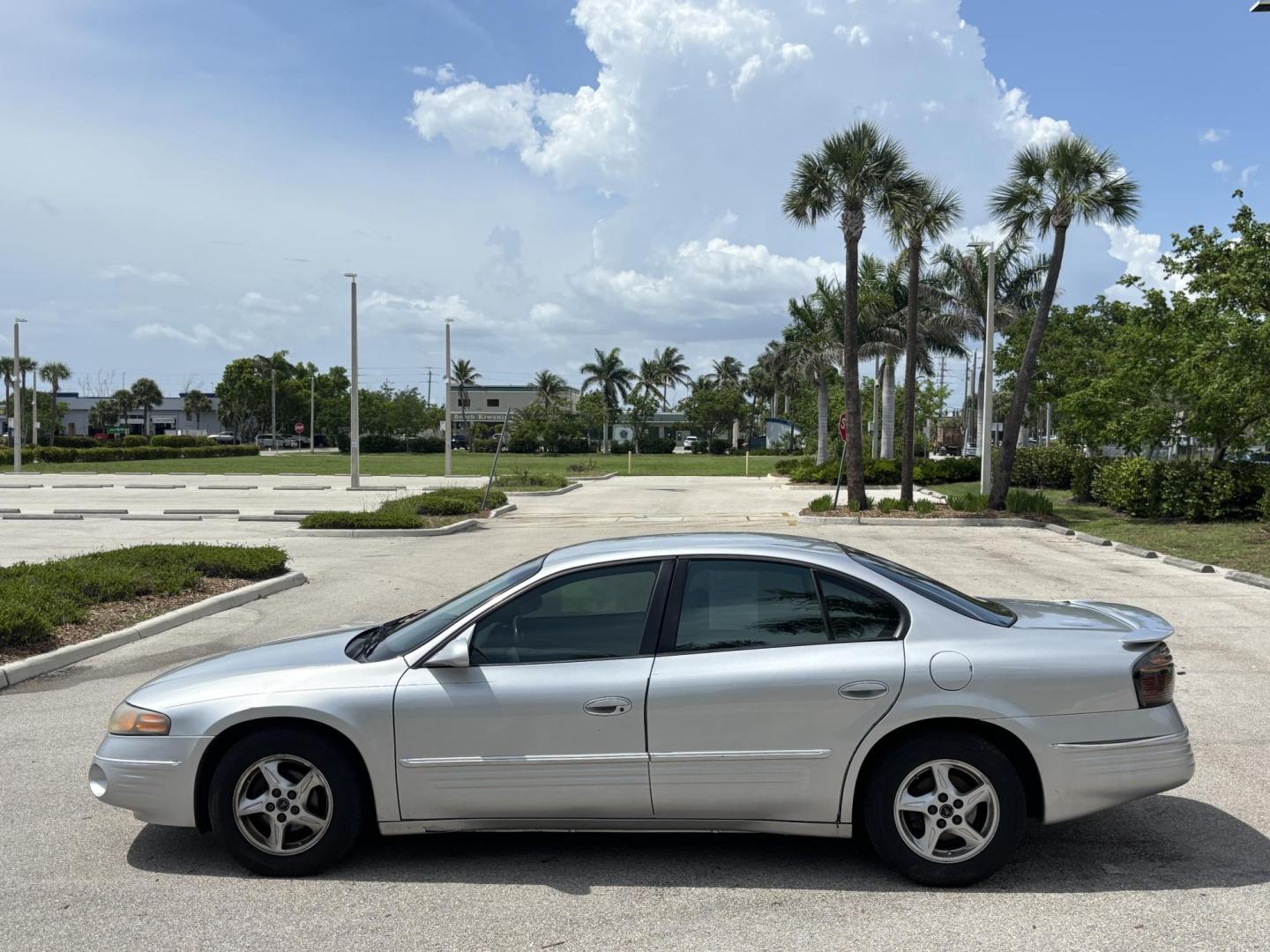 2000 SILVER /GRAY LEATHER Pontiac Bonneville SE (1G2HX54KXY4) with an 3.8L V6 OHV 12V engine, 4-Speed Automatic Overdrive transmission, located at 11170 Summerlin Square Dr., Fort Myers Beach, FL, 33931, (239) 999-7777, 26.493546, -81.941628 - Photo#7