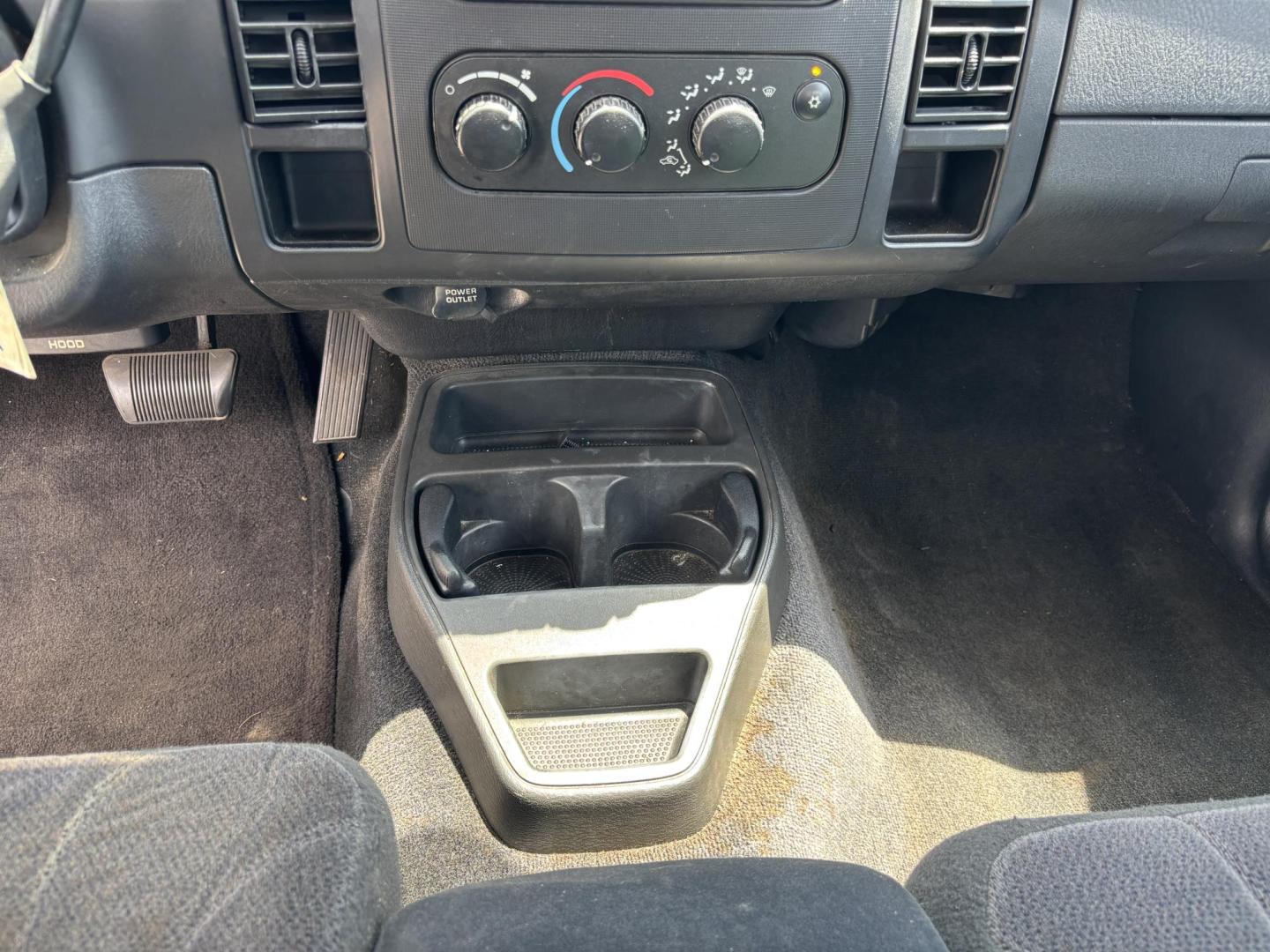 2004 GRAY Dodge Dakota SLT Plus Quad Cab 2WD (1D7HL48N54S) with an 4.7L V8 SOHC 16V engine, AUTOMATIC transmission, located at 11170 Summerlin Square Dr., Fort Myers Beach, FL, 33931, (239) 999-7777, 26.493546, -81.941628 - Photo#11
