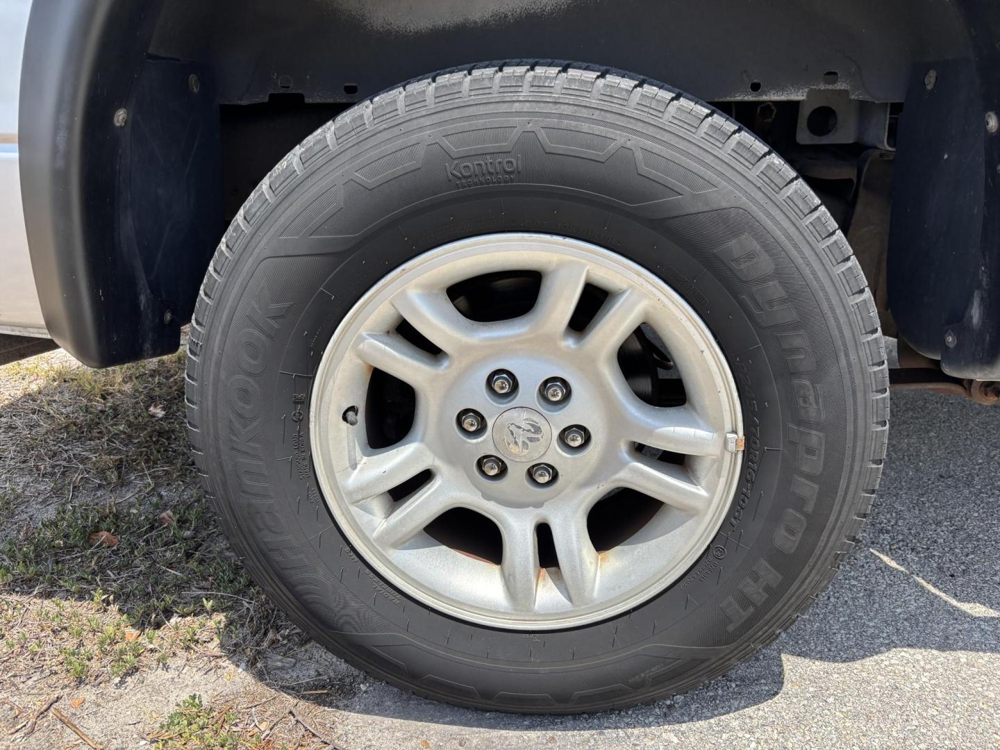 2004 GRAY Dodge Dakota SLT Plus Quad Cab 2WD (1D7HL48N54S) with an 4.7L V8 SOHC 16V engine, AUTOMATIC transmission, located at 11170 Summerlin Square Dr., Fort Myers Beach, FL, 33931, (239) 999-7777, 26.493546, -81.941628 - Photo#32