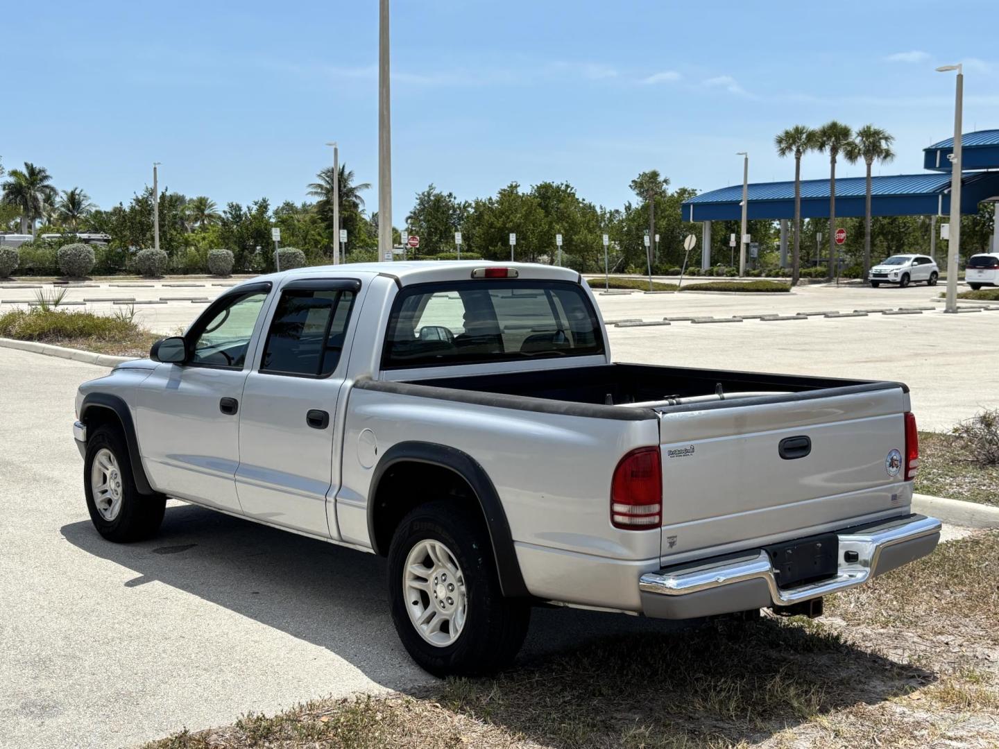 2004 GRAY Dodge Dakota SLT Plus Quad Cab 2WD (1D7HL48N54S) with an 4.7L V8 SOHC 16V engine, AUTOMATIC transmission, located at 11170 Summerlin Square Dr., Fort Myers Beach, FL, 33931, (239) 999-7777, 26.493546, -81.941628 - Photo#4