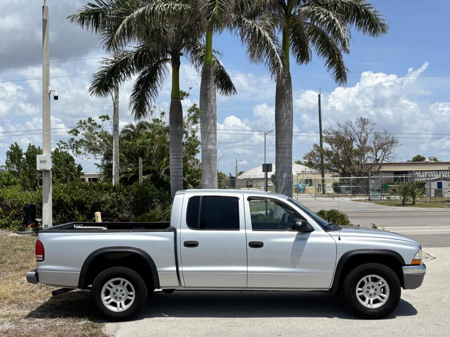 2004 GRAY Dodge Dakota SLT Plus Quad Cab 2WD (1D7HL48N54S) with an 4.7L V8 SOHC 16V engine, AUTOMATIC transmission, located at 11170 Summerlin Square Dr., Fort Myers Beach, FL, 33931, (239) 999-7777, 26.493546, -81.941628 - Photo#3