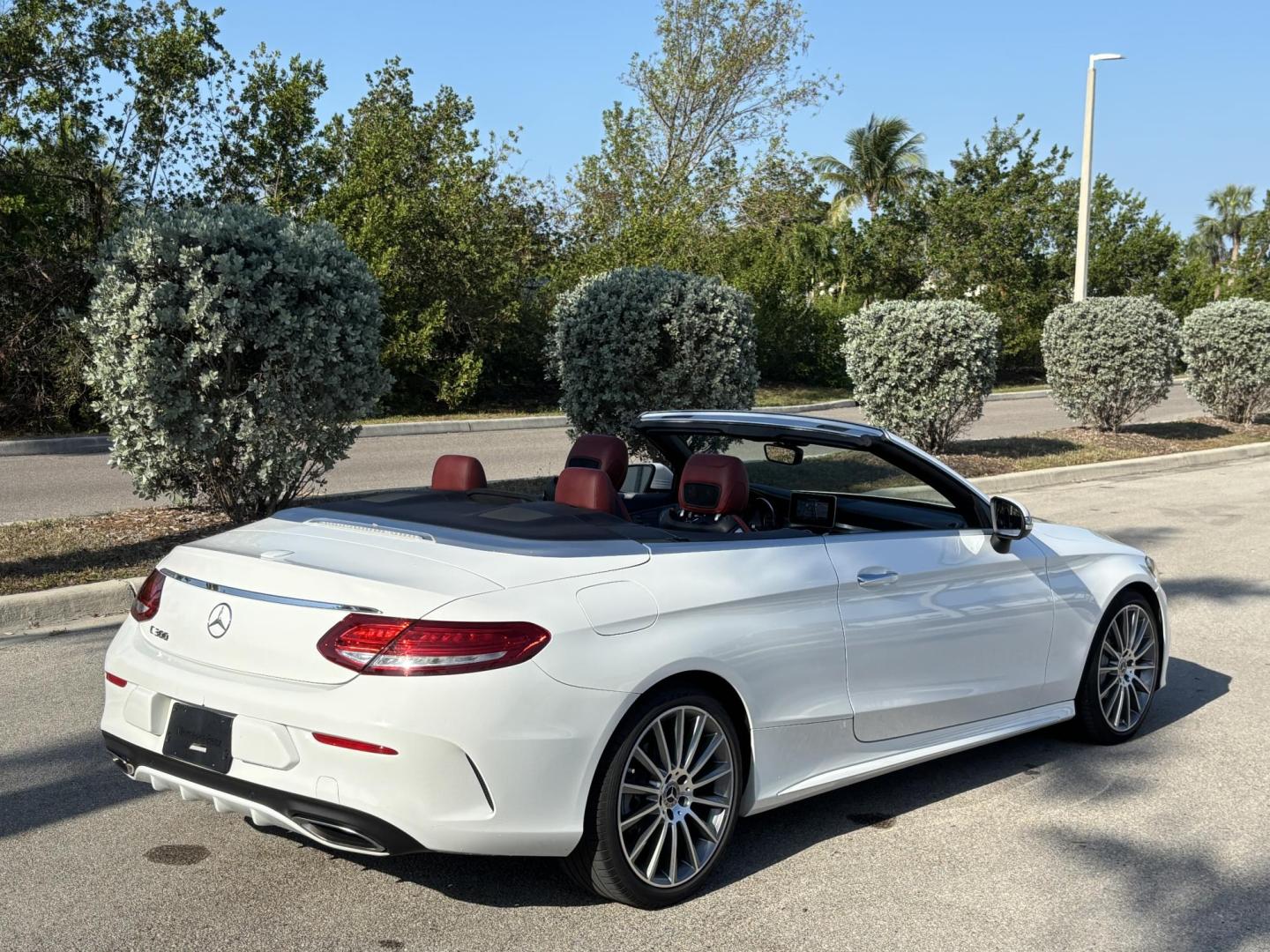 2018 WHITE /CRANBERRY RED Mercedes-Benz C-Class C300 Coupe (WDDWK4JB3JF) with an 2.0L L4 DOHC 16V TURBO engine, 7A transmission, located at 11170 Summerlin Square Dr., Fort Myers Beach, FL, 33931, (239) 999-7777, 26.493546, -81.941628 - Photo#6