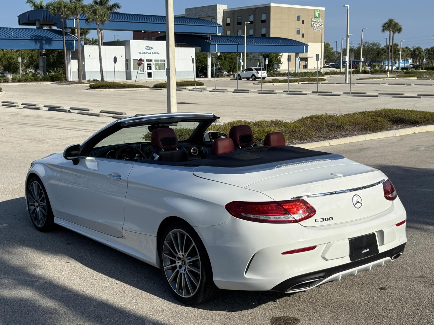 2018 WHITE /CRANBERRY RED Mercedes-Benz C-Class C300 Coupe (WDDWK4JB3JF) with an 2.0L L4 DOHC 16V TURBO engine, 7A transmission, located at 11170 Summerlin Square Dr., Fort Myers Beach, FL, 33931, (239) 999-7777, 26.493546, -81.941628 - Photo#4