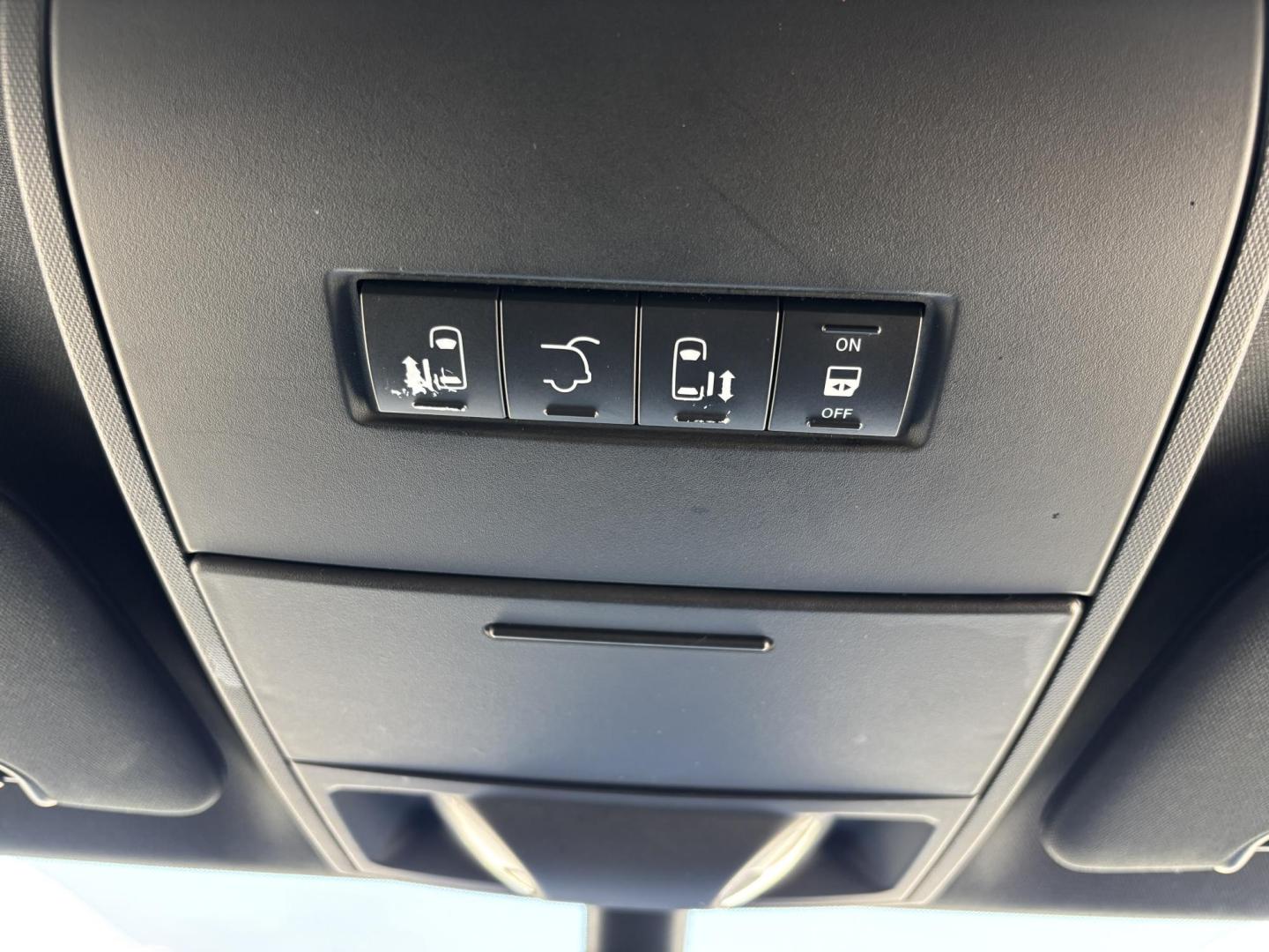 2019 SILVER /BLACK LEATHER Dodge Grand Caravan SXT (2C4RDGCG1KR) with an 3.6L V6 DOHC 24V engine, 6A transmission, located at 11170 Summerlin Square Dr., Fort Myers Beach, FL, 33931, (239) 999-7777, 26.493546, -81.941628 - Photo#20