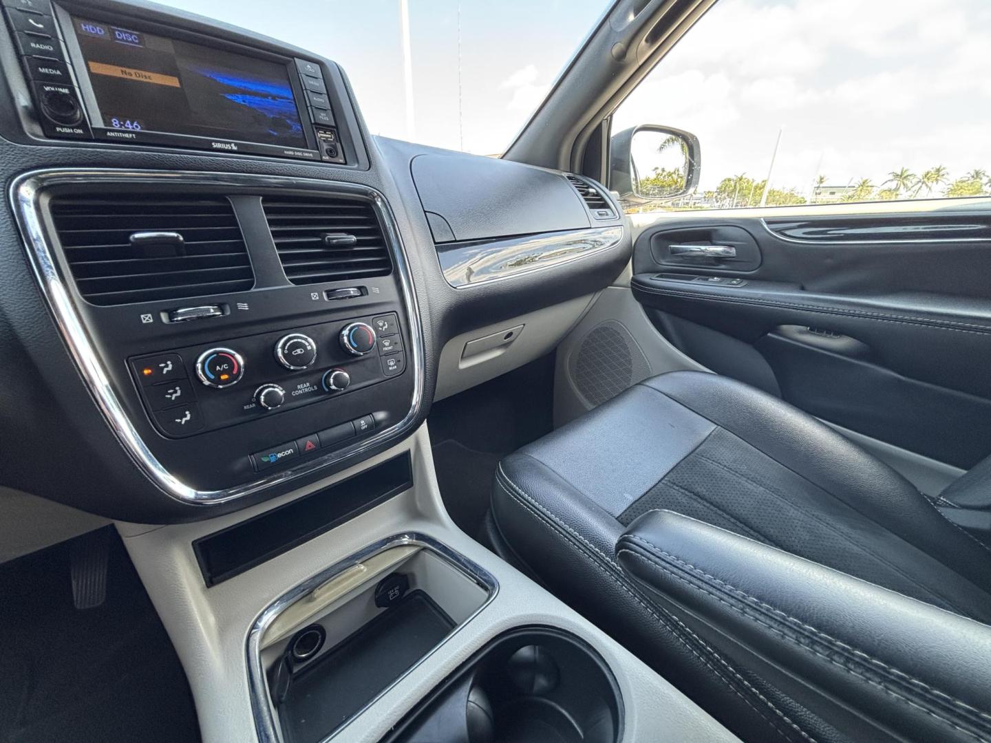 2019 SILVER /BLACK LEATHER Dodge Grand Caravan SXT (2C4RDGCG1KR) with an 3.6L V6 DOHC 24V engine, 6A transmission, located at 11170 Summerlin Square Dr., Fort Myers Beach, FL, 33931, (239) 999-7777, 26.493546, -81.941628 - Photo#15