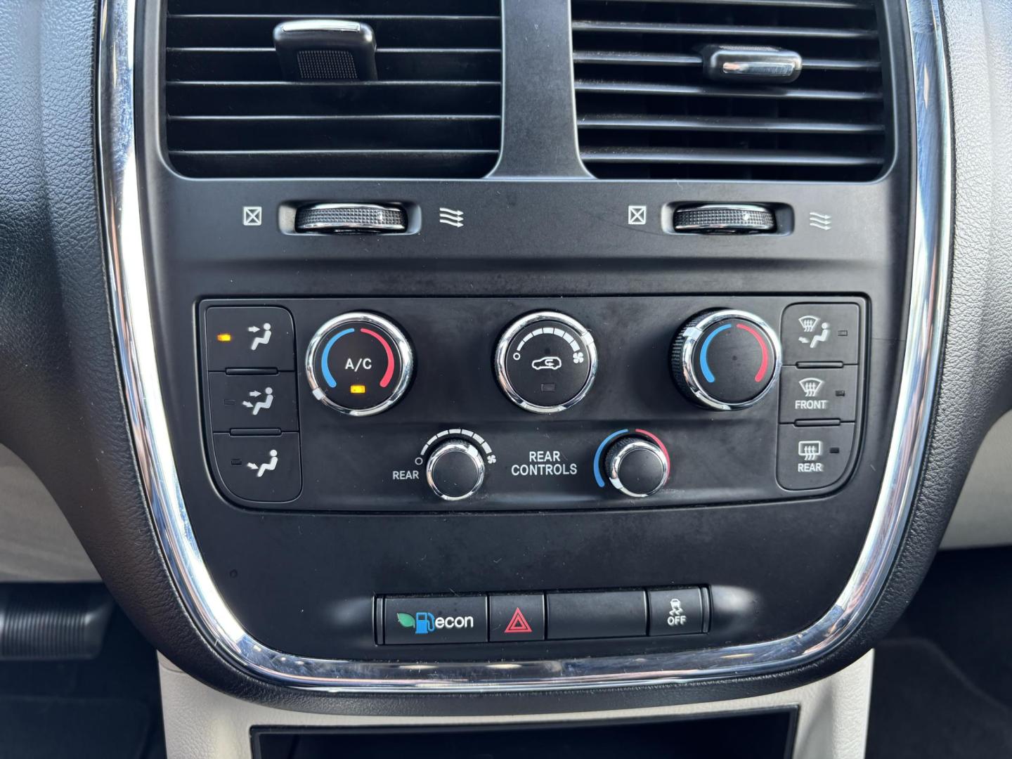 2019 SILVER /BLACK LEATHER Dodge Grand Caravan SXT (2C4RDGCG1KR) with an 3.6L V6 DOHC 24V engine, 6A transmission, located at 11170 Summerlin Square Dr., Fort Myers Beach, FL, 33931, (239) 999-7777, 26.493546, -81.941628 - Photo#18