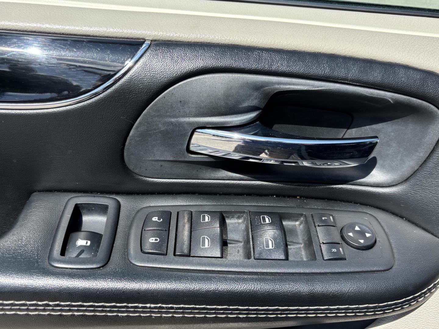 2019 SILVER /BLACK LEATHER Dodge Grand Caravan SXT (2C4RDGCG1KR) with an 3.6L V6 DOHC 24V engine, 6A transmission, located at 11170 Summerlin Square Dr., Fort Myers Beach, FL, 33931, (239) 999-7777, 26.493546, -81.941628 - Photo#22