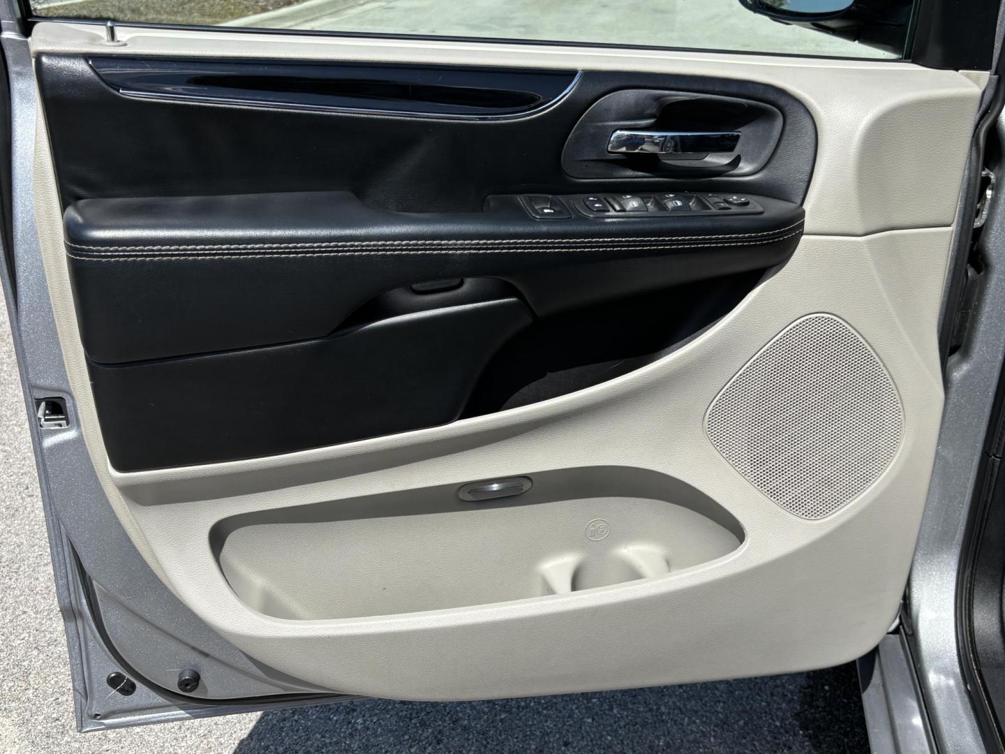 2019 SILVER /BLACK LEATHER Dodge Grand Caravan SXT (2C4RDGCG1KR) with an 3.6L V6 DOHC 24V engine, 6A transmission, located at 11170 Summerlin Square Dr., Fort Myers Beach, FL, 33931, (239) 999-7777, 26.493546, -81.941628 - Photo#21