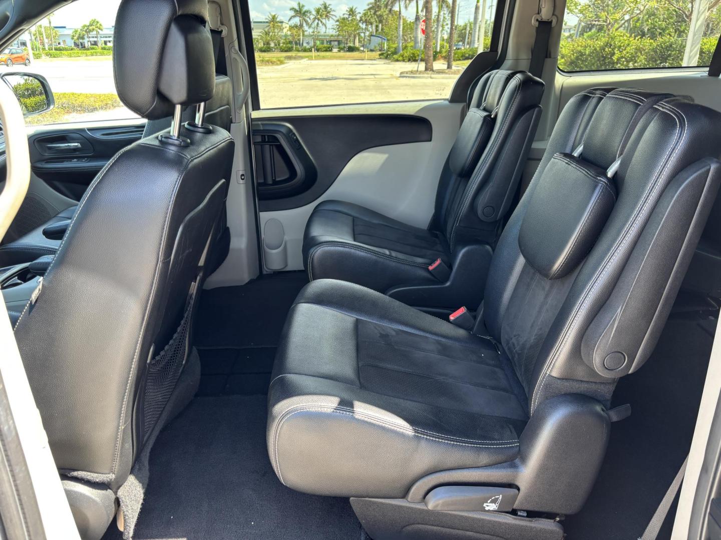 2019 SILVER /BLACK LEATHER Dodge Grand Caravan SXT (2C4RDGCG1KR) with an 3.6L V6 DOHC 24V engine, 6A transmission, located at 11170 Summerlin Square Dr., Fort Myers Beach, FL, 33931, (239) 999-7777, 26.493546, -81.941628 - Photo#24