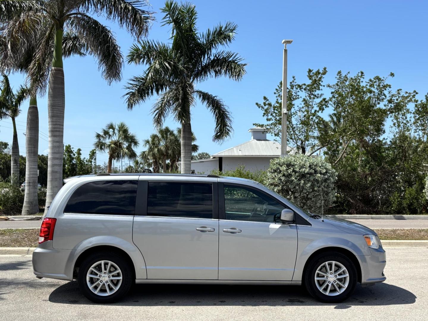 2019 SILVER /BLACK LEATHER Dodge Grand Caravan SXT (2C4RDGCG1KR) with an 3.6L V6 DOHC 24V engine, 6A transmission, located at 11170 Summerlin Square Dr., Fort Myers Beach, FL, 33931, (239) 999-7777, 26.493546, -81.941628 - Photo#3