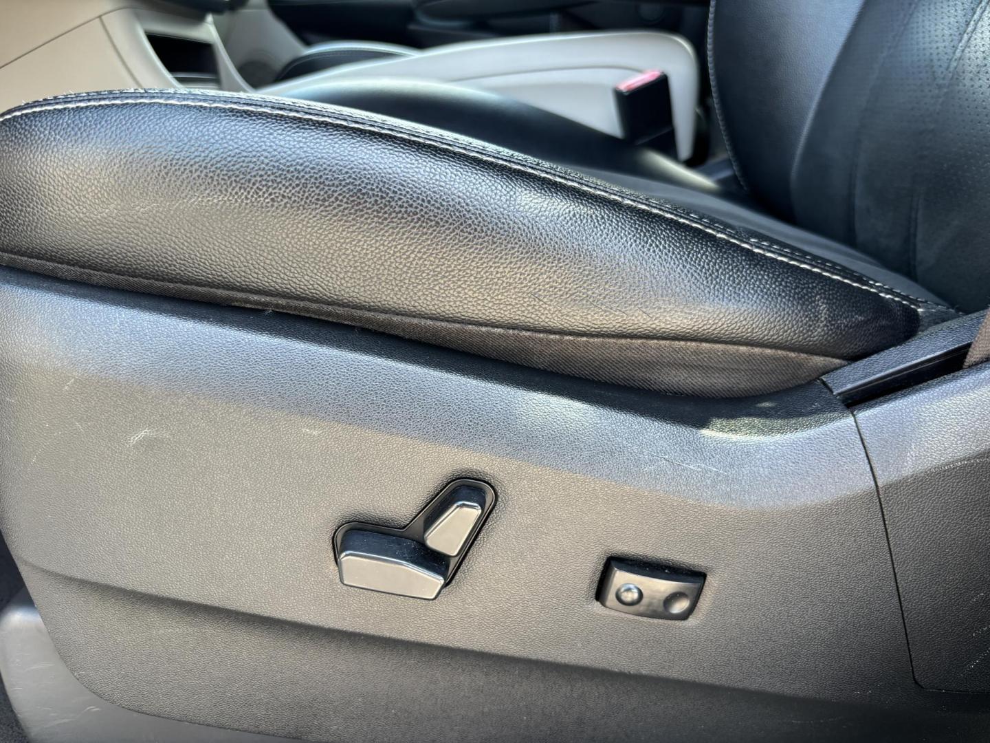 2019 SILVER /BLACK LEATHER Dodge Grand Caravan SXT (2C4RDGCG1KR) with an 3.6L V6 DOHC 24V engine, 6A transmission, located at 11170 Summerlin Square Dr., Fort Myers Beach, FL, 33931, (239) 999-7777, 26.493546, -81.941628 - Photo#10