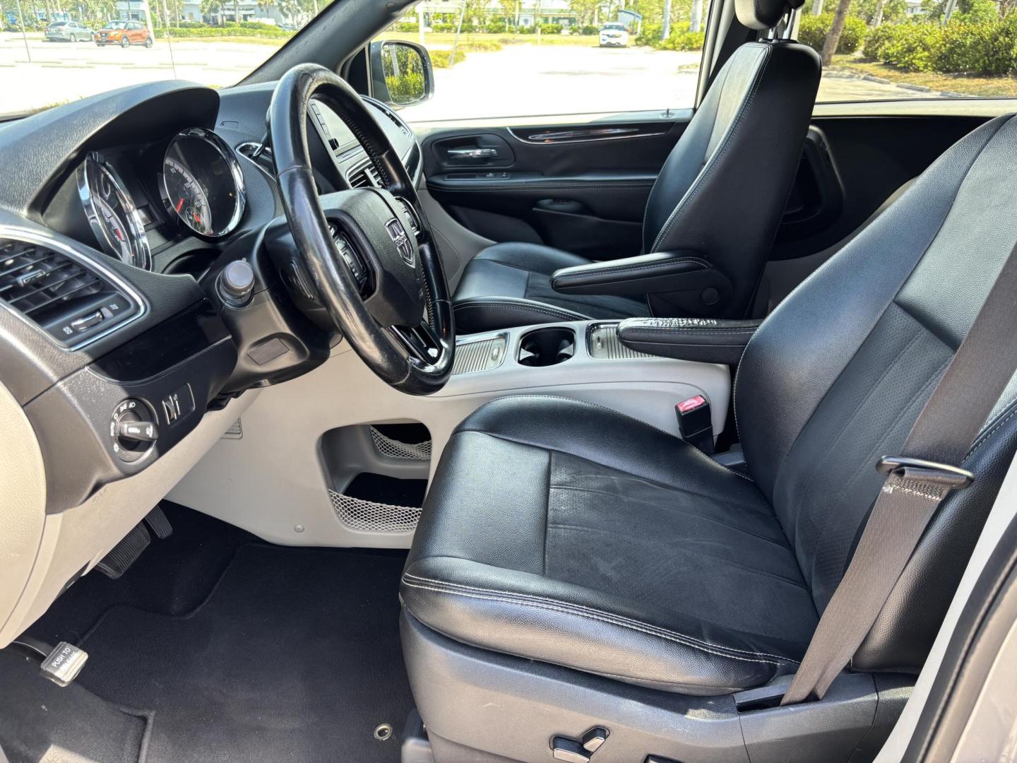2019 SILVER /BLACK LEATHER Dodge Grand Caravan SXT (2C4RDGCG1KR) with an 3.6L V6 DOHC 24V engine, 6A transmission, located at 11170 Summerlin Square Dr., Fort Myers Beach, FL, 33931, (239) 999-7777, 26.493546, -81.941628 - Photo#9