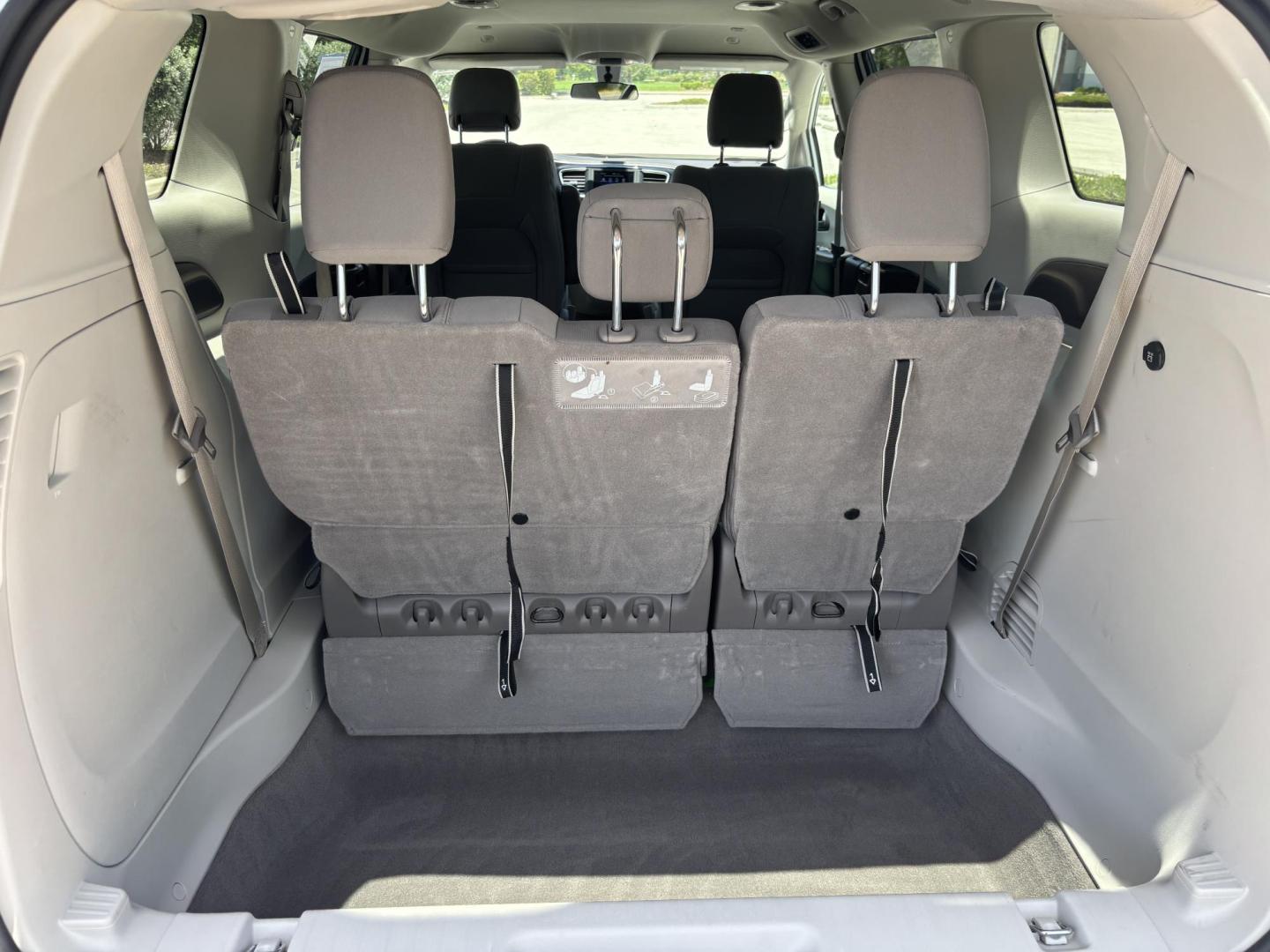 2021 WHITE /GRAY CLOTH Chrysler Voyager LX (2C4RC1CG5MR) with an 3.6L V6 DOHC 24V engine, 9A transmission, located at 11170 Summerlin Square Dr., Fort Myers Beach, FL, 33931, (239) 999-7777, 26.493546, -81.941628 - 1 Owner - Photo#22