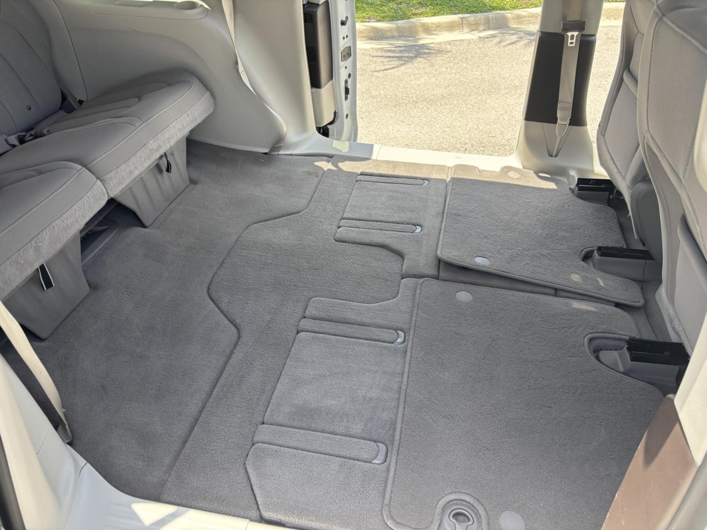 2021 WHITE /GRAY CLOTH Chrysler Voyager LX (2C4RC1CG5MR) with an 3.6L V6 DOHC 24V engine, 9A transmission, located at 11170 Summerlin Square Dr., Fort Myers Beach, FL, 33931, (239) 999-7777, 26.493546, -81.941628 - 1 Owner - Photo#20